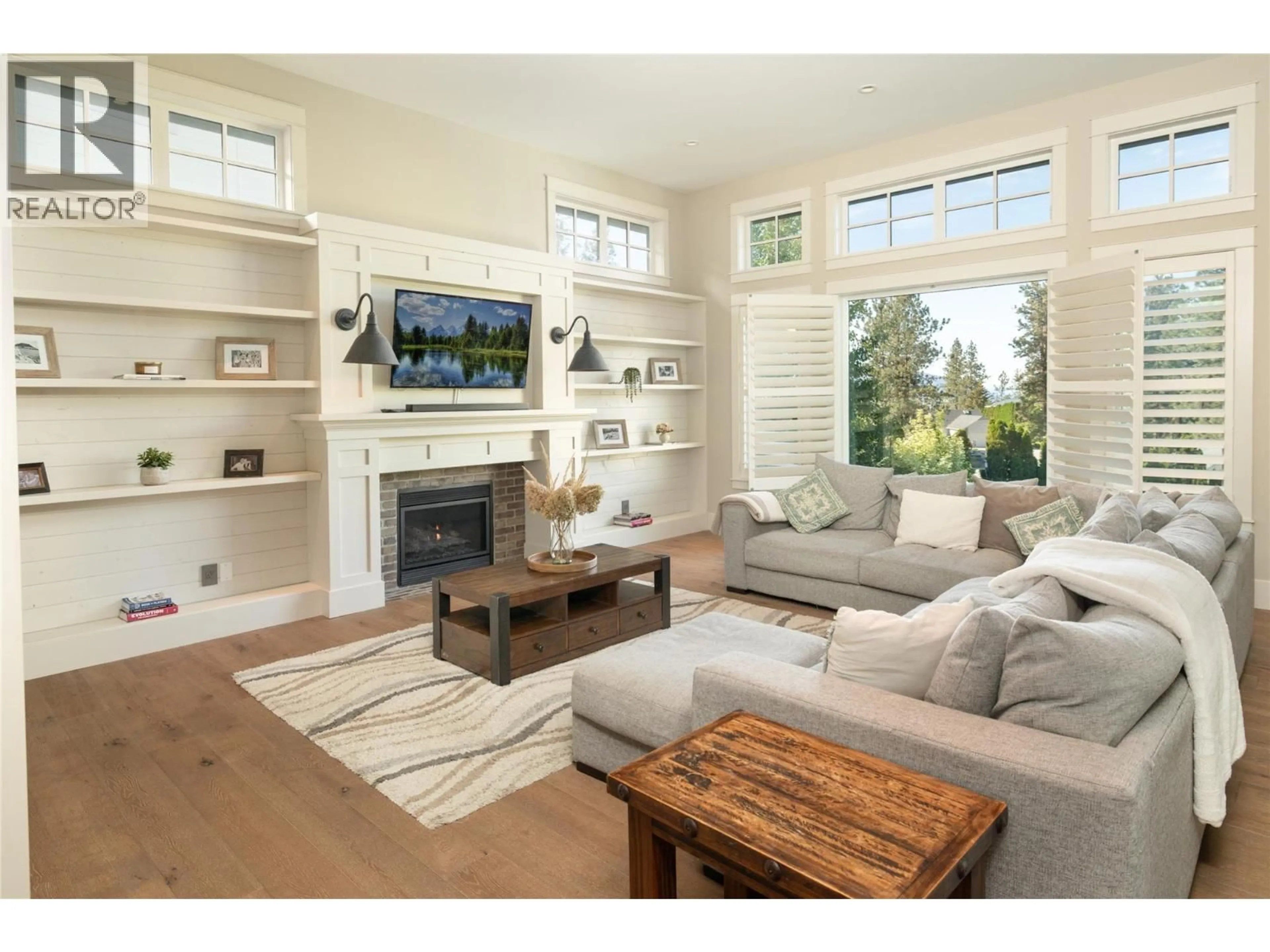 Living room with furniture, wood/laminate floor for 147 - 515 WREN PLACE, Kelowna British Columbia V1W5H7