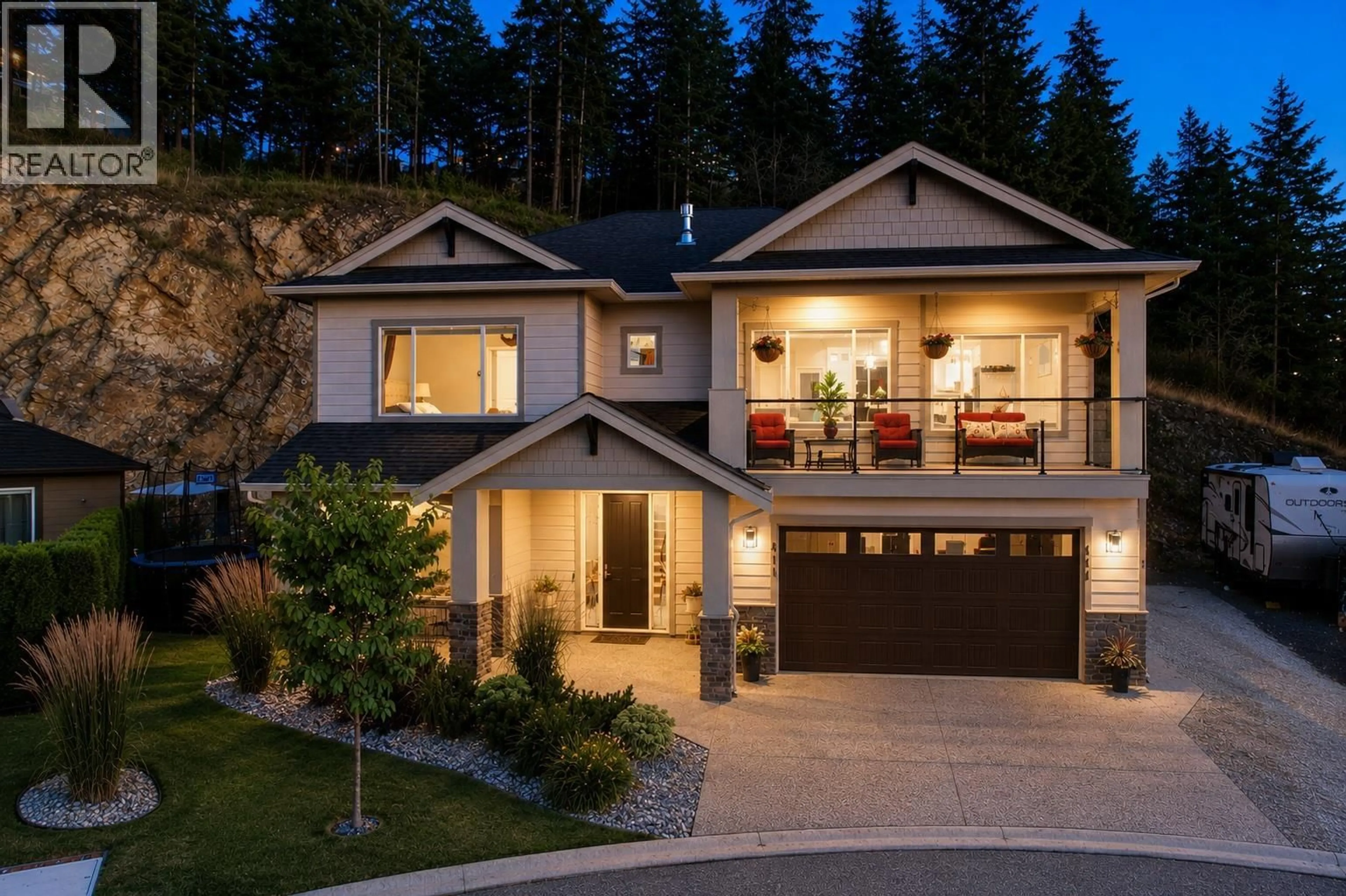 Home with vinyl exterior material, street for 411 PRESTWICK STREET, Kelowna British Columbia V1P1T1