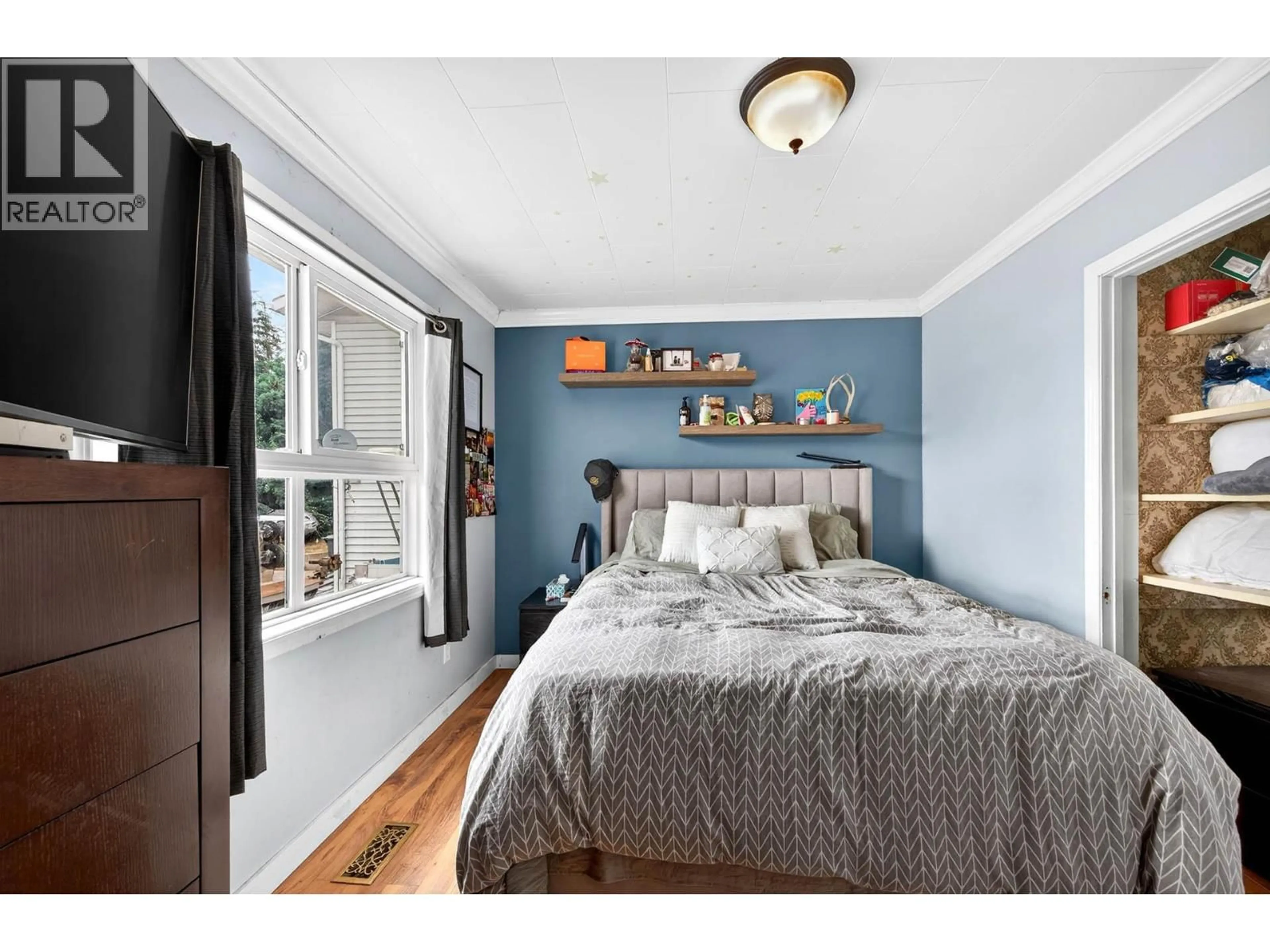 Bedroom with bed, wood/laminate floor for 1023 LAROQUE STREET, Kamloops British Columbia V2B5L6