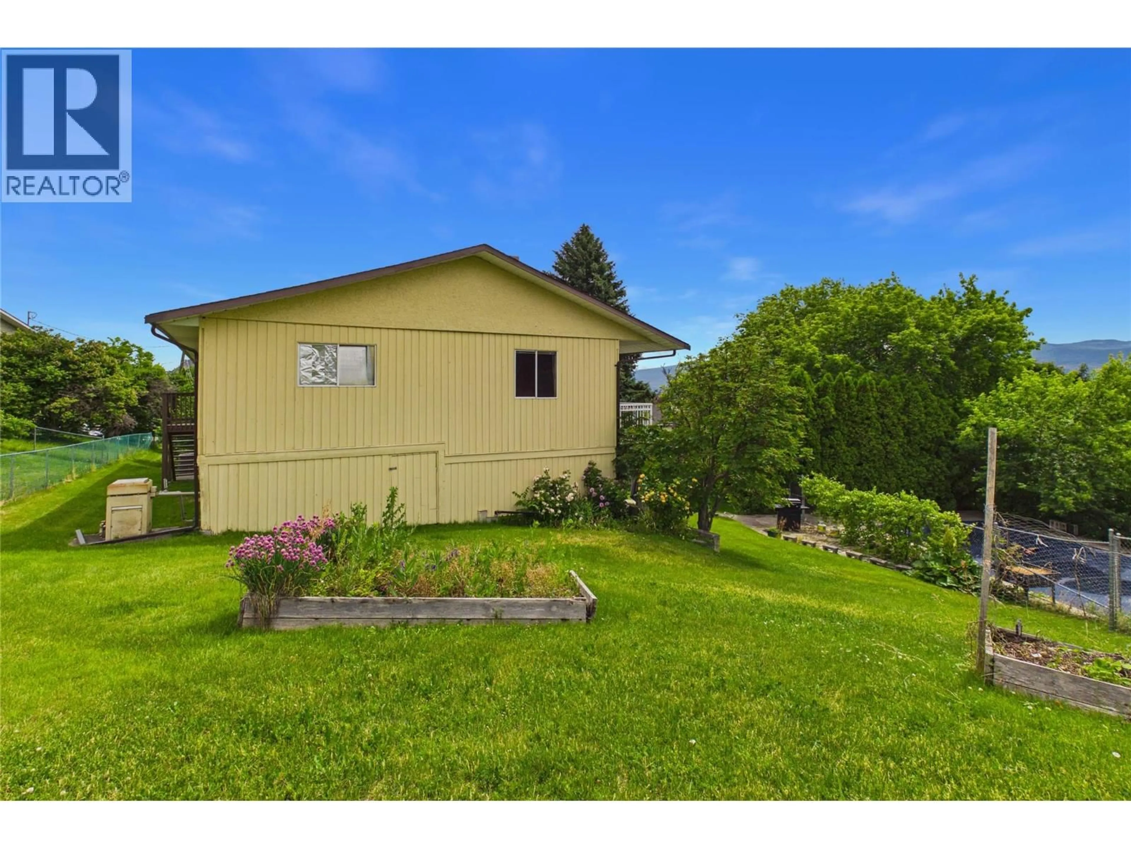 A pic from outside/outdoor area/front of a property/back of a property/a pic from drone, water/lake/river/ocean view for 2483 CHIEFTAIN ROAD, West Kelowna British Columbia V4T1N3