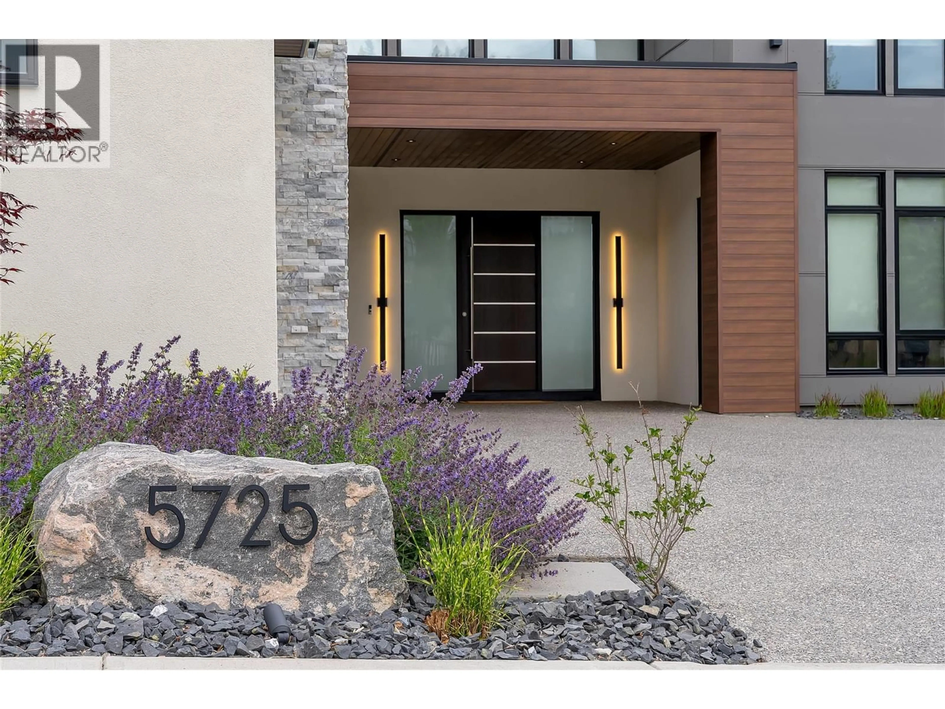 Indoor entryway for 5725 MOUNTAINSIDE DRIVE, Kelowna British Columbia V1W5L6