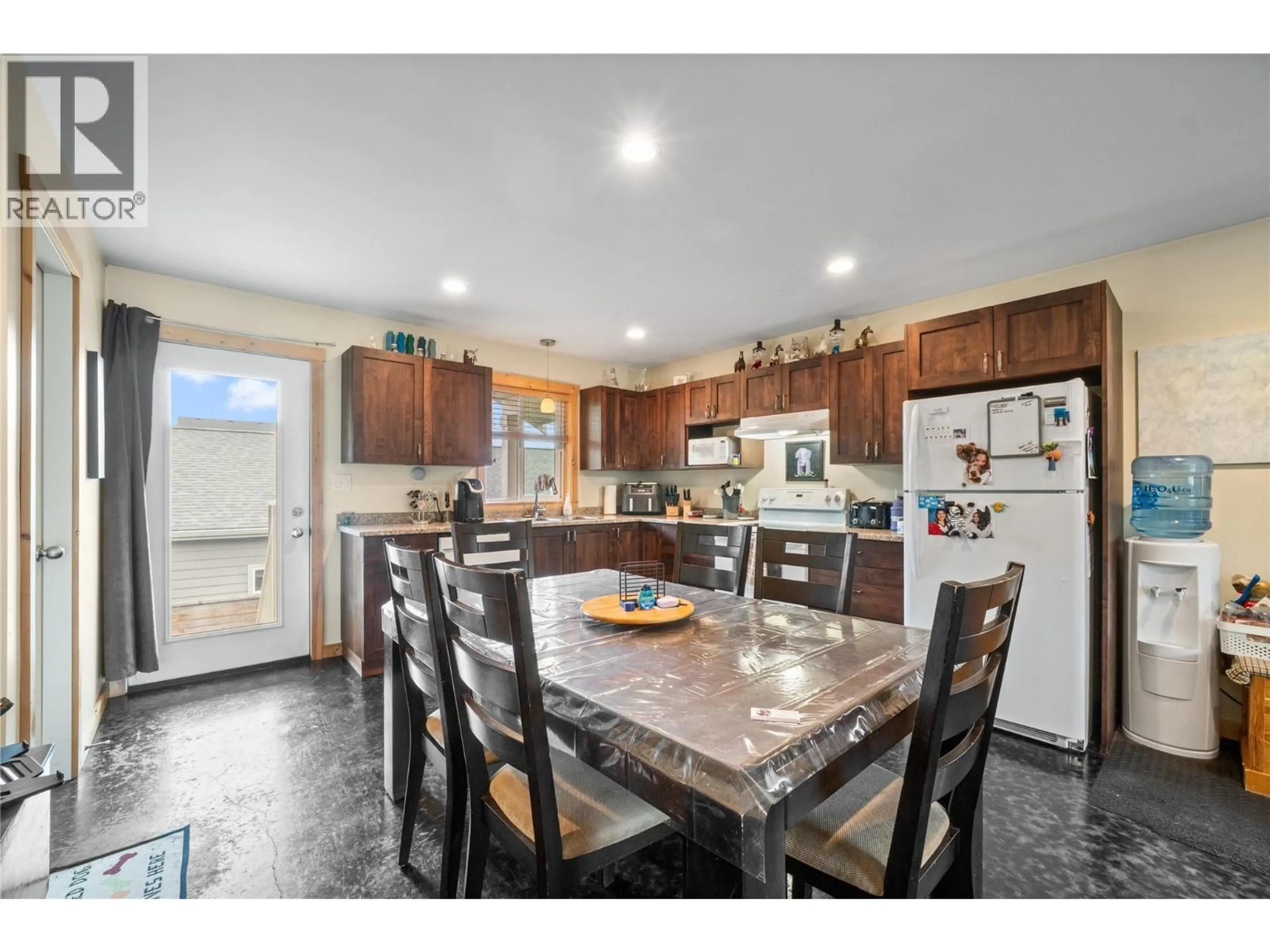 Open concept kitchen, ceramic/tile floor for 331 FRASER AVENUE NORTHWEST, Salmon Arm British Columbia V1E1W3