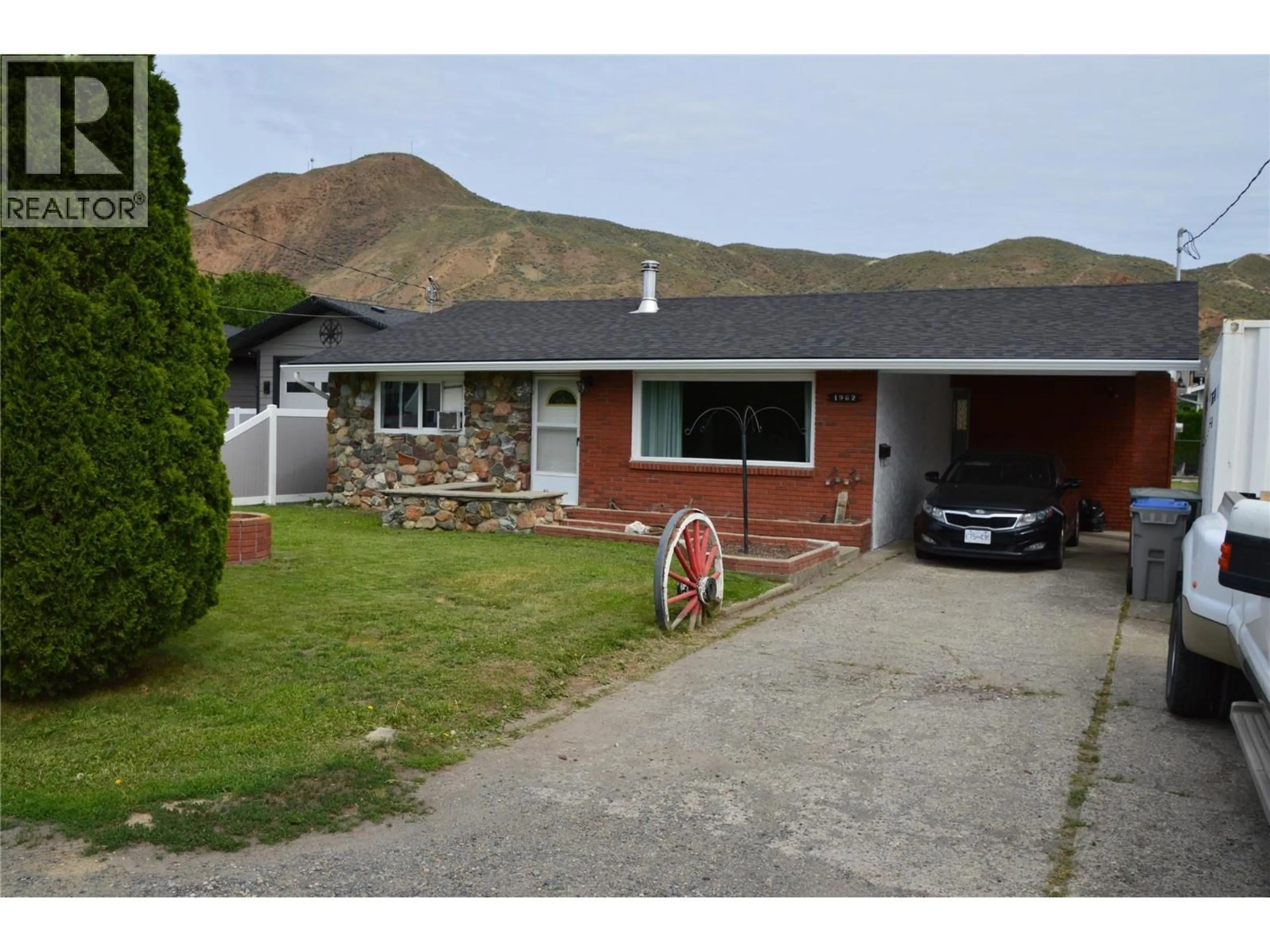 A pic from outside/outdoor area/front of a property/back of a property/a pic from drone, mountain view for 1962 PARKCREST AVENUE, Kamloops British Columbia V2B4X4