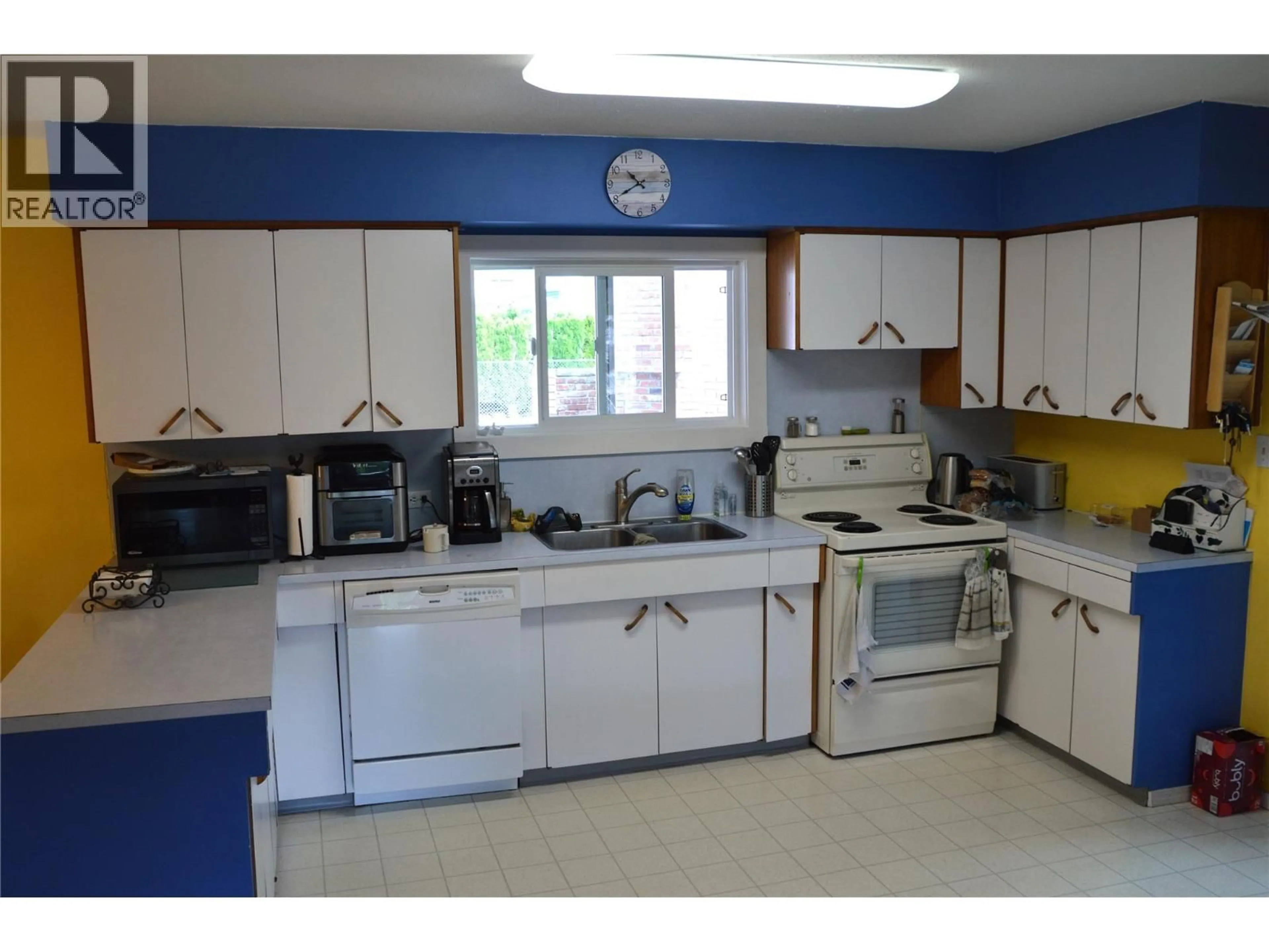 Standard kitchen, unknown for 1962 PARKCREST AVENUE, Kamloops British Columbia V2B4X4