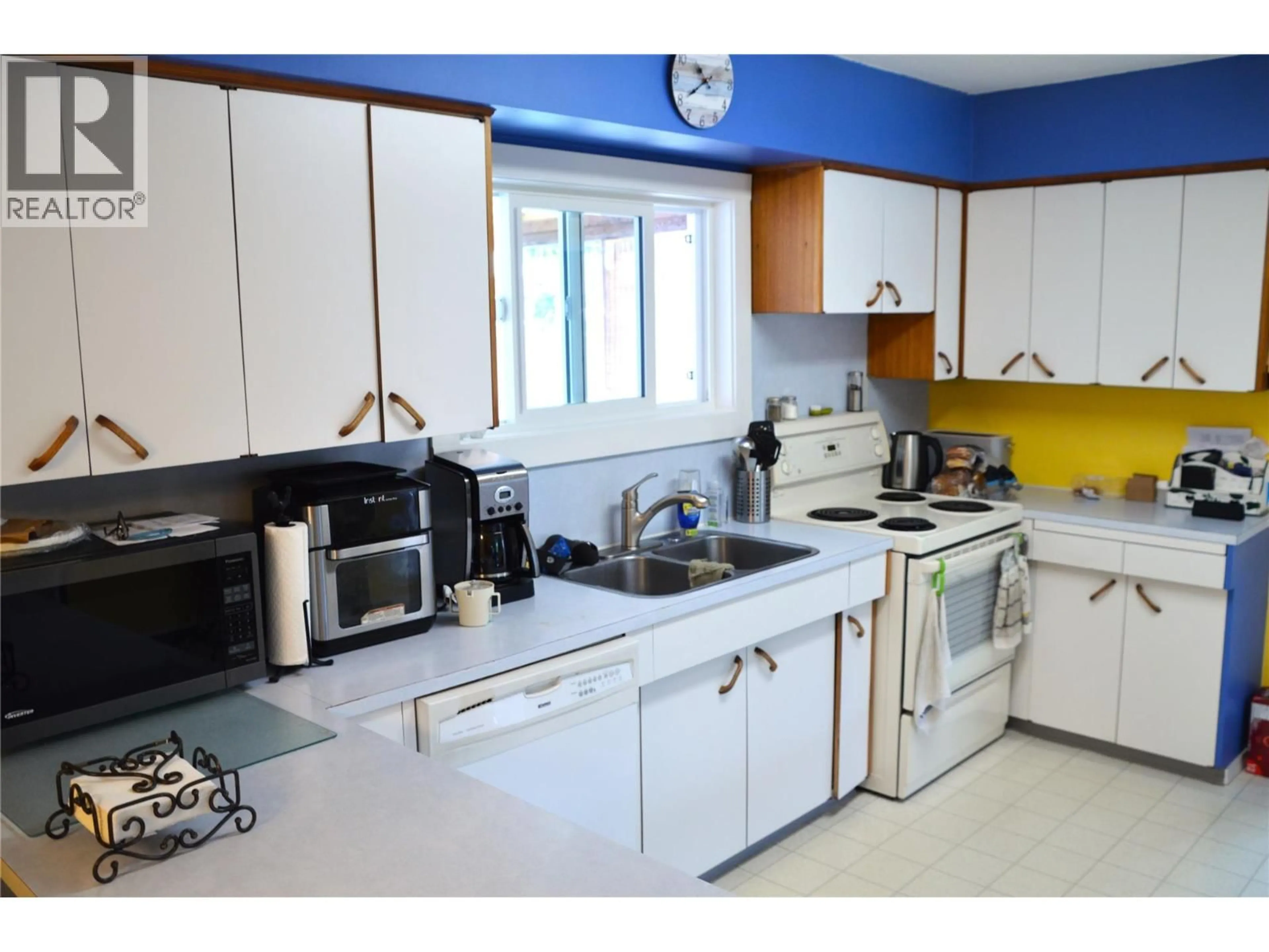 Standard kitchen, unknown for 1962 PARKCREST AVENUE, Kamloops British Columbia V2B4X4
