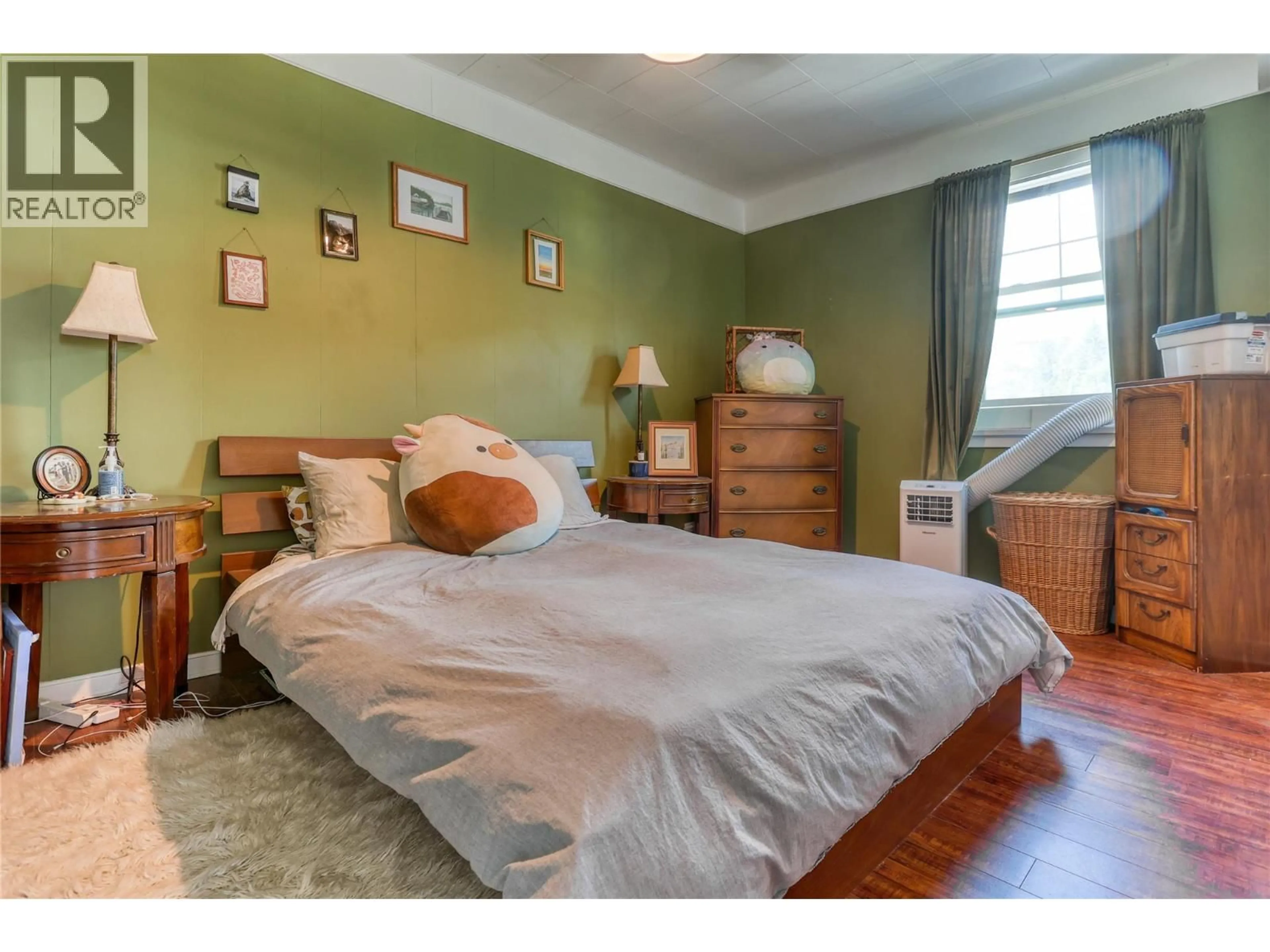 Bedroom with bed, wood/laminate floor for 10 - 2044 WASHINGTON STREET, Rossland British Columbia V0G1Y0