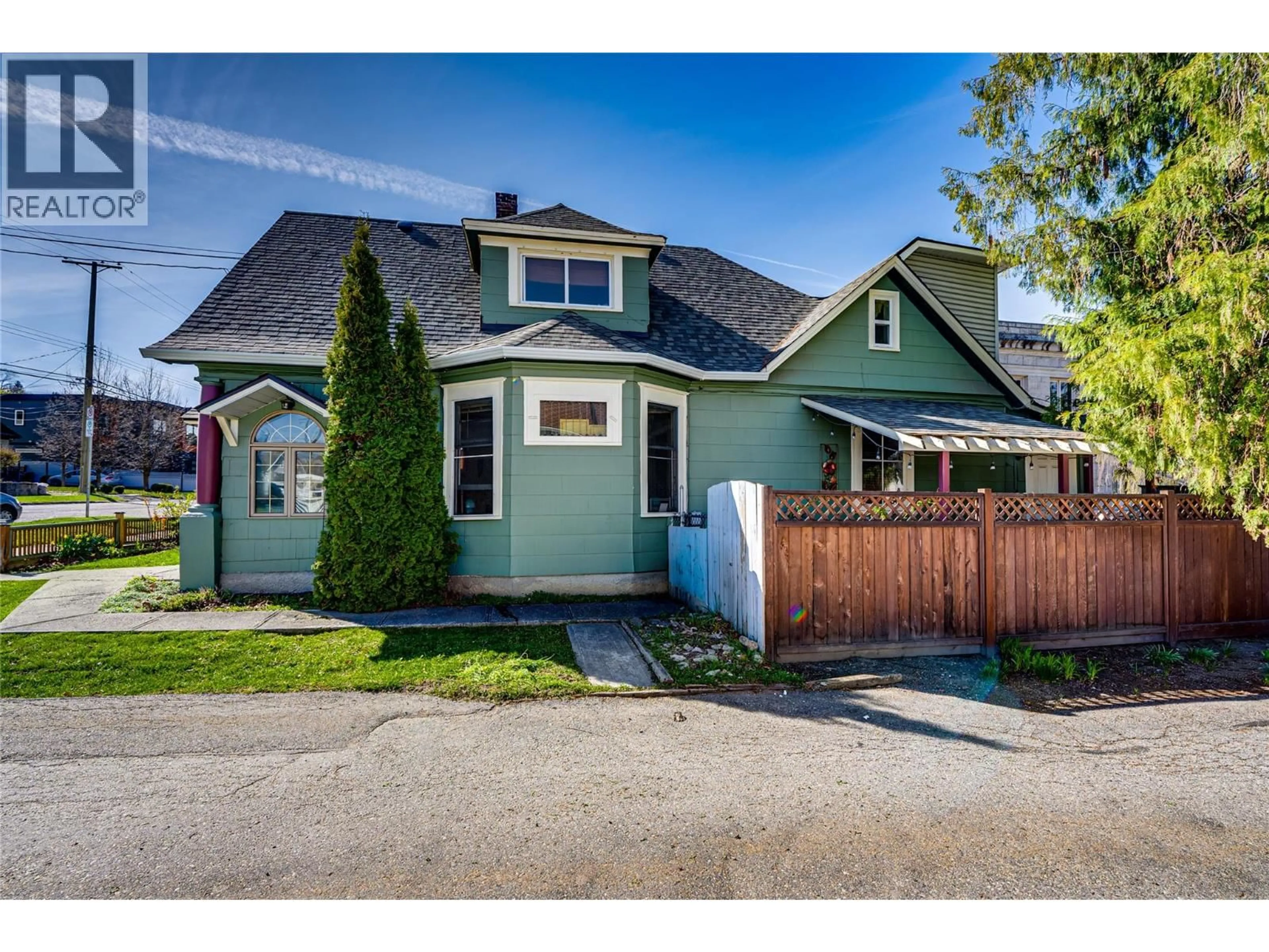 Home with vinyl exterior material, street for 3008 26 STREET, Vernon British Columbia V1T4V1