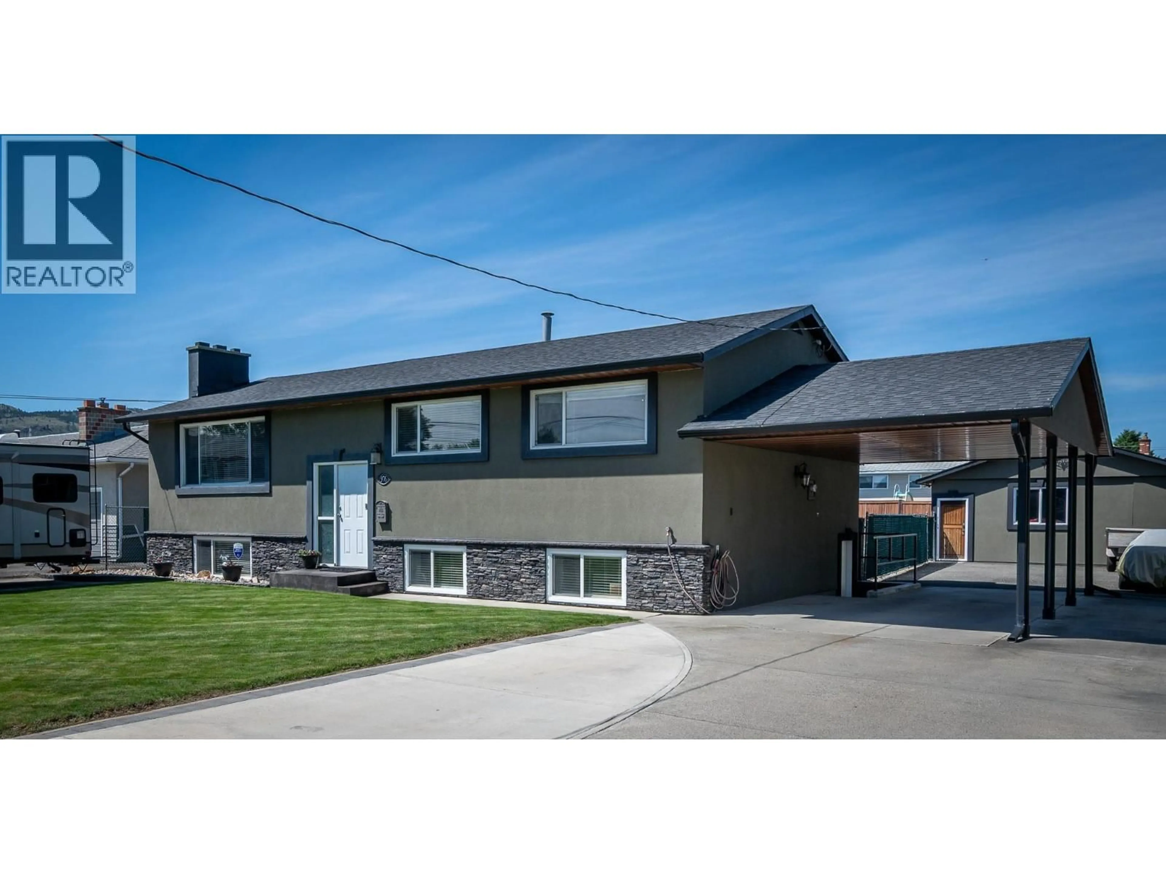 Home with vinyl exterior material, street for 976 HOLT STREET, Kamloops British Columbia V2B5G9