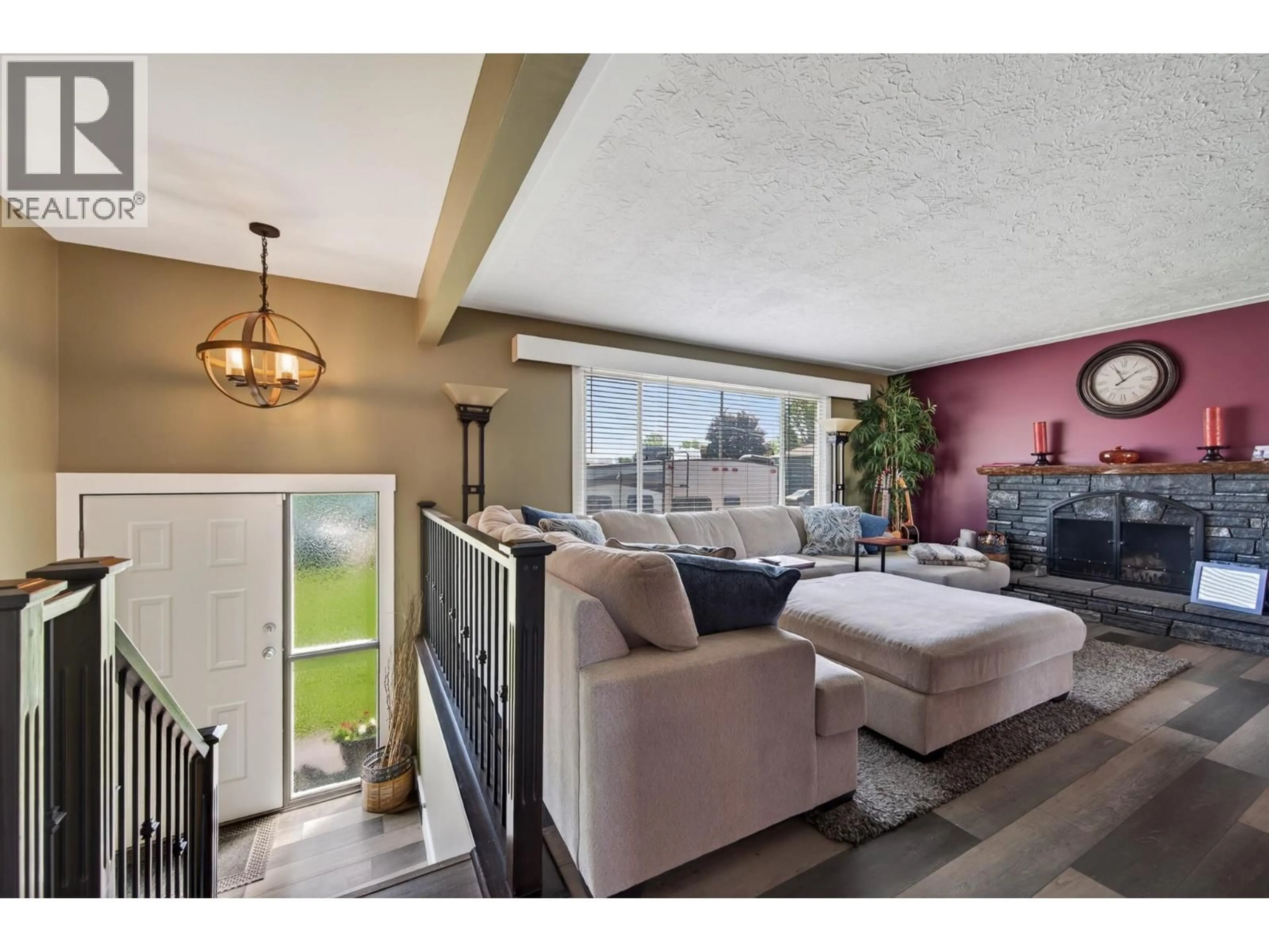 Living room with furniture, unknown for 976 HOLT STREET, Kamloops British Columbia V2B5G9