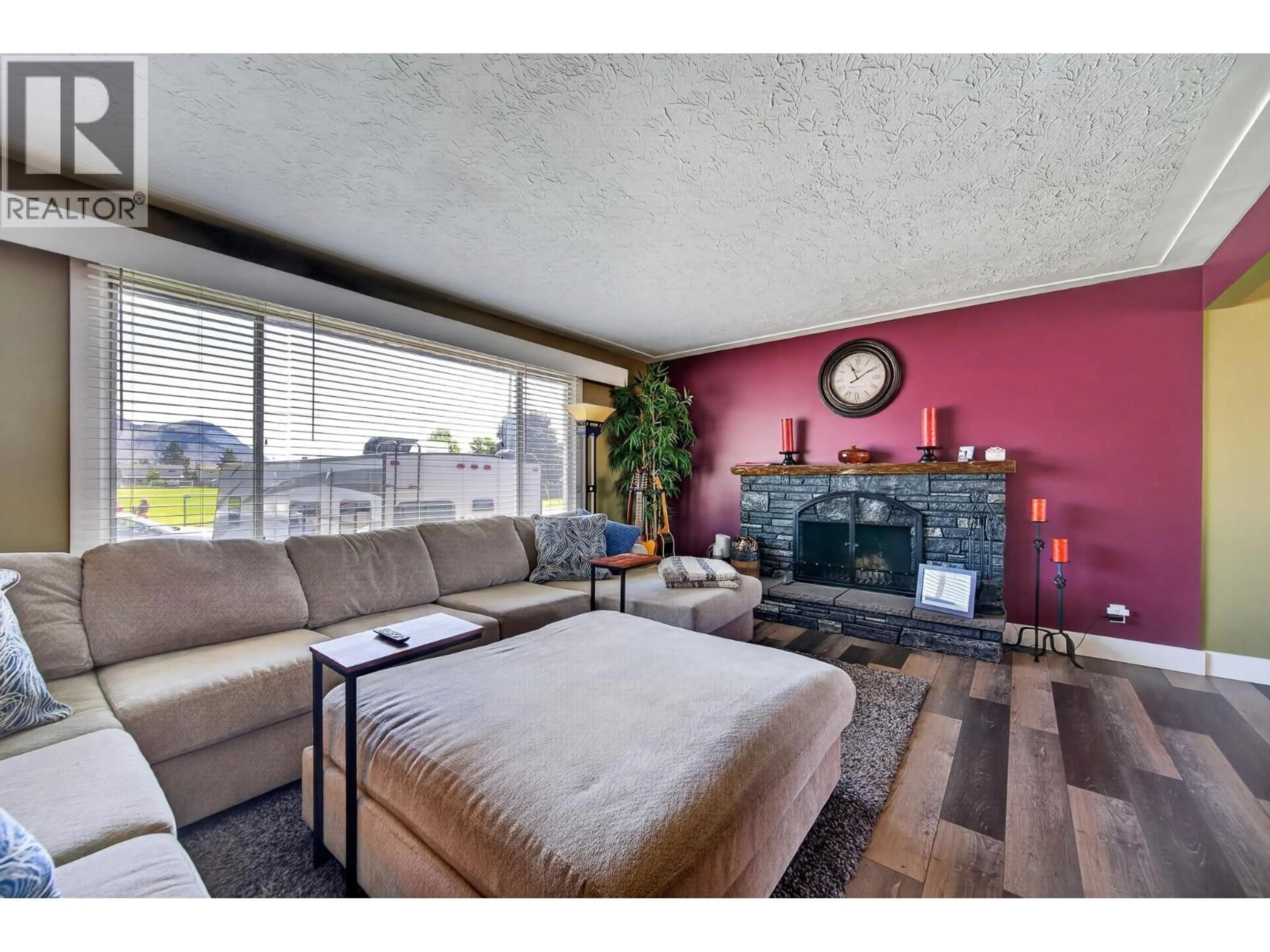 Living room with furniture, unknown for 976 HOLT STREET, Kamloops British Columbia V2B5G9