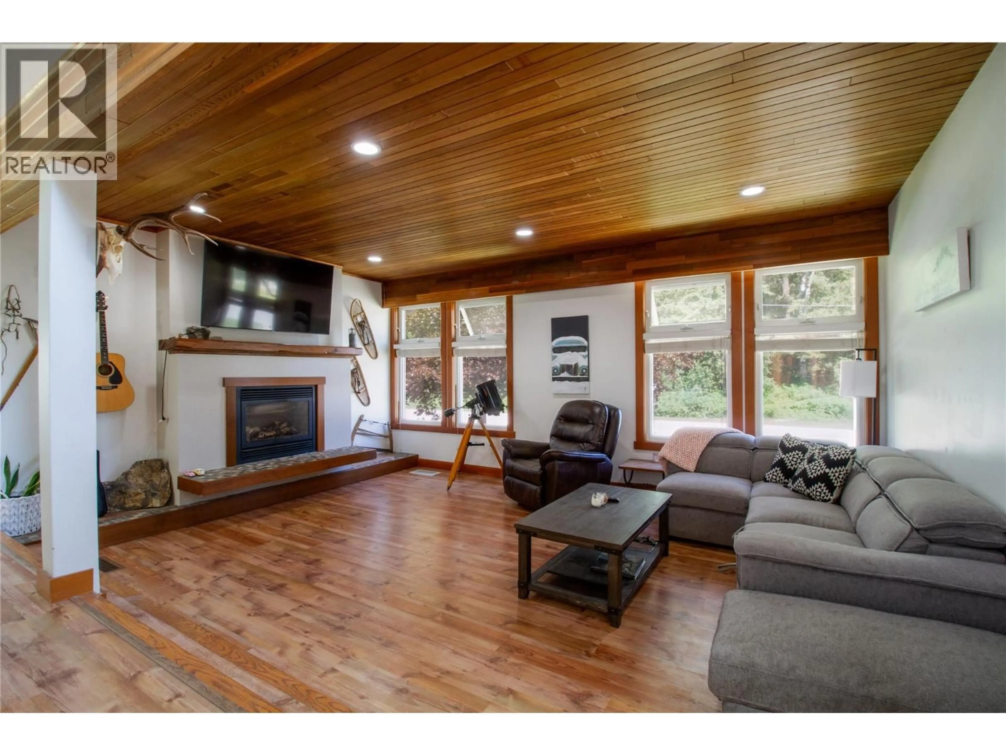Living room with furniture, wood/laminate floor for 1473 ARROW DRIVE, Revelstoke British Columbia V0E2S1