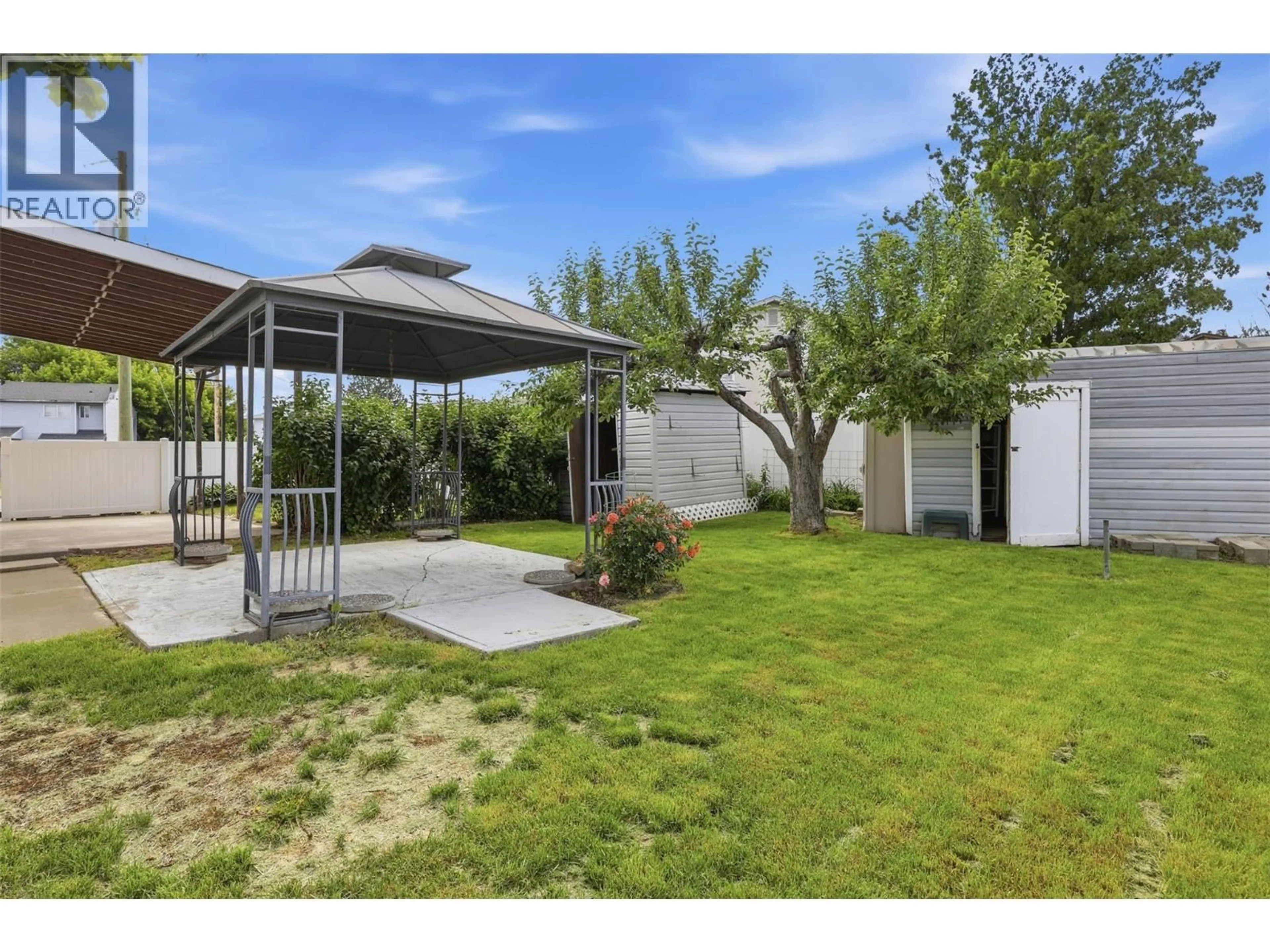 A pic from outside/outdoor area/front of a property/back of a property/a pic from drone, street for 2641 YOUNG PLACE, Kamloops British Columbia V2B8A4