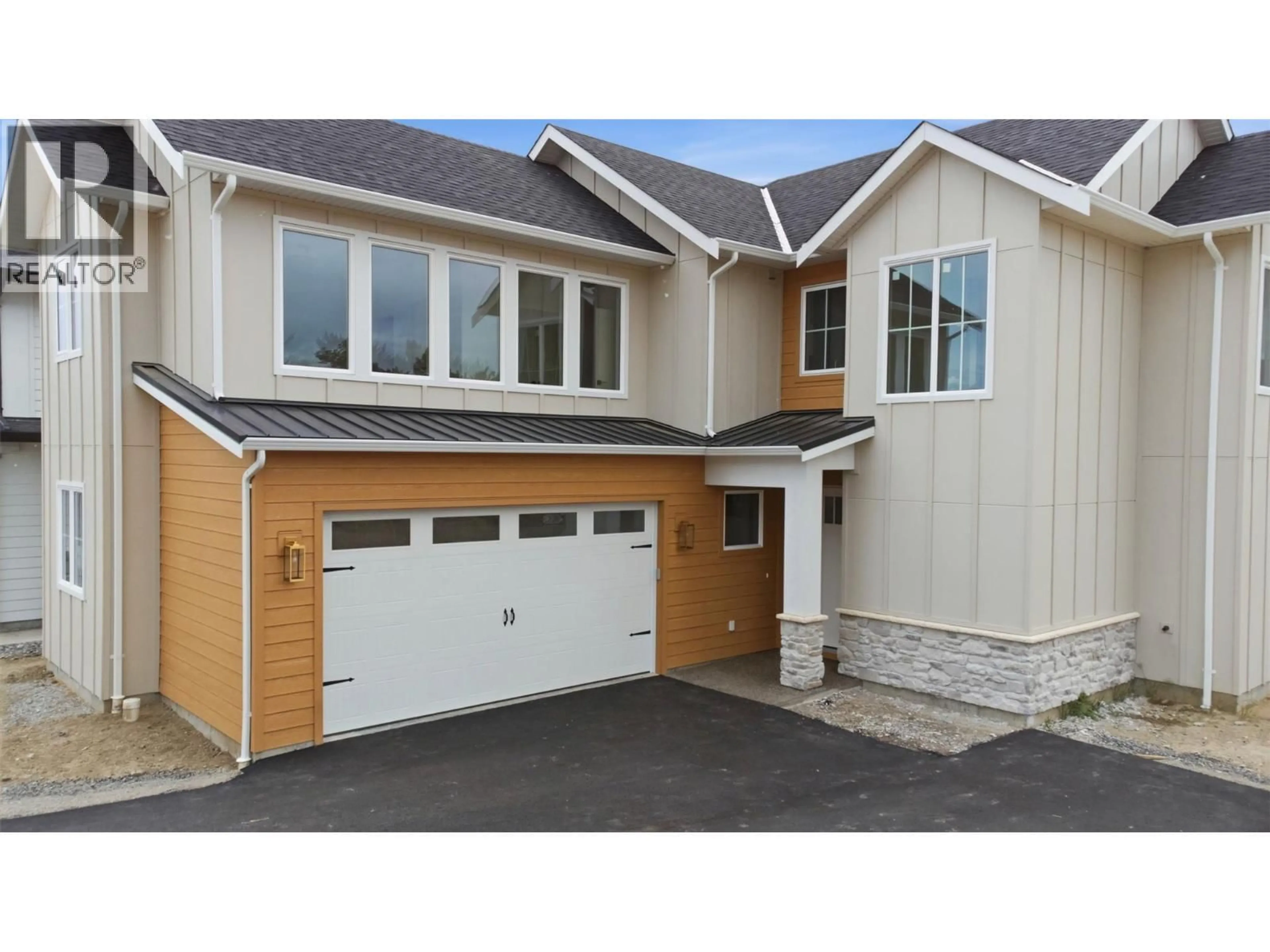Home with vinyl exterior material, street for 917 BULL CRESCENT, Kelowna British Columbia V1W4N2