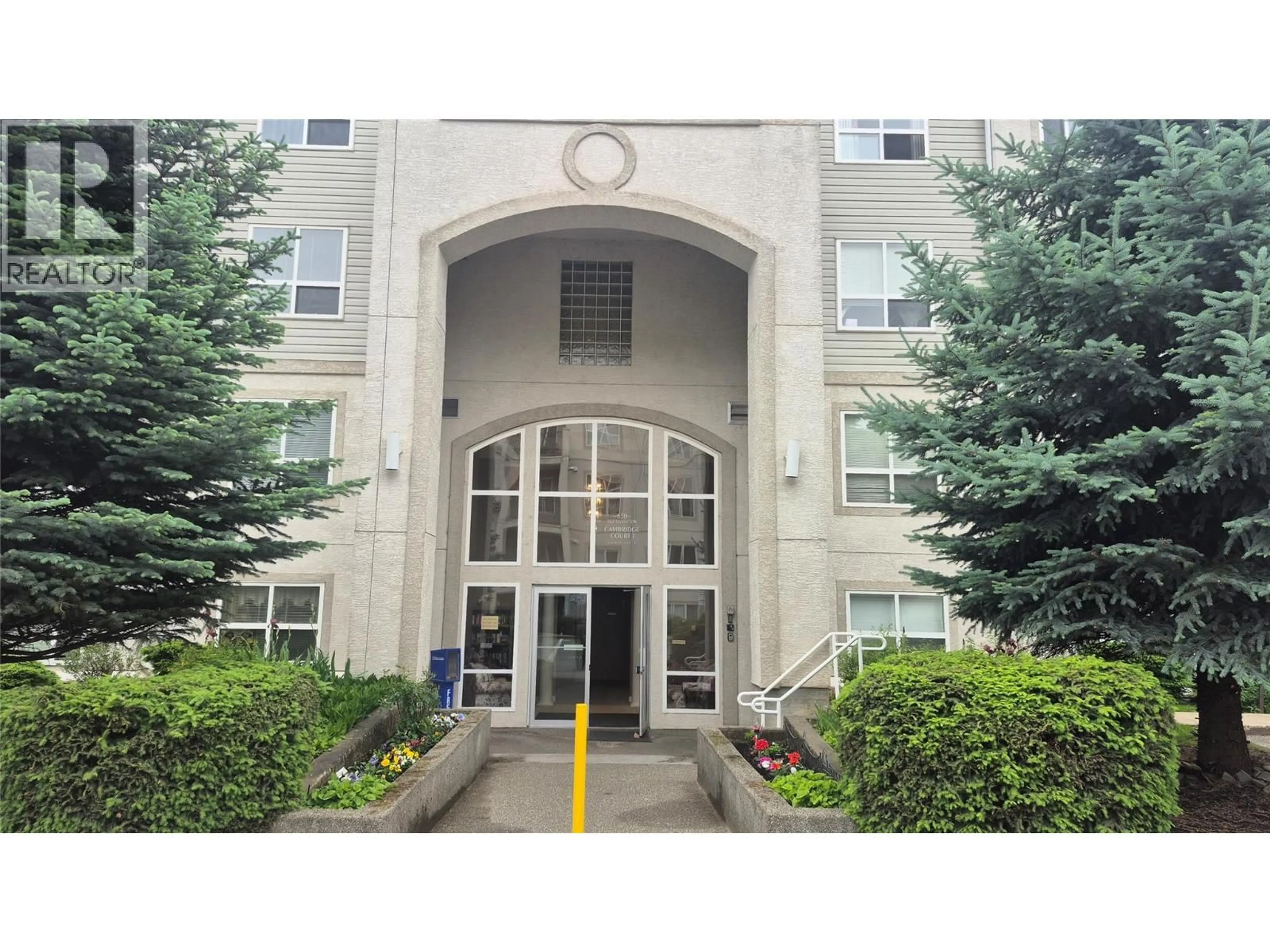 Indoor foyer for 404 - 650 3 STREET SOUTHWEST, Salmon Arm British Columbia V1E1P6