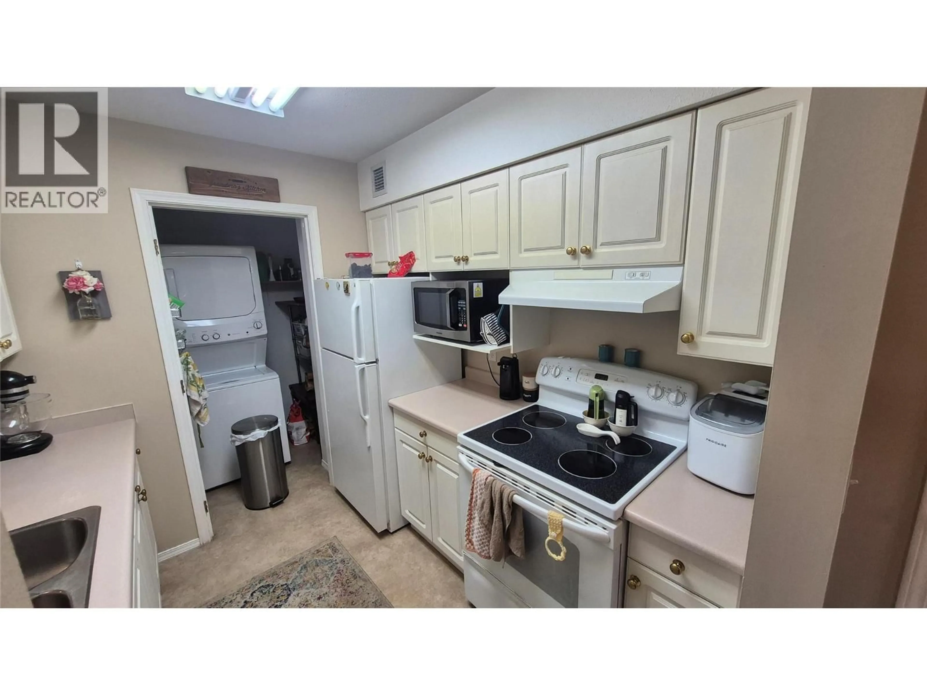 Standard kitchen, unknown for 404 - 650 3 STREET SOUTHWEST, Salmon Arm British Columbia V1E1P6