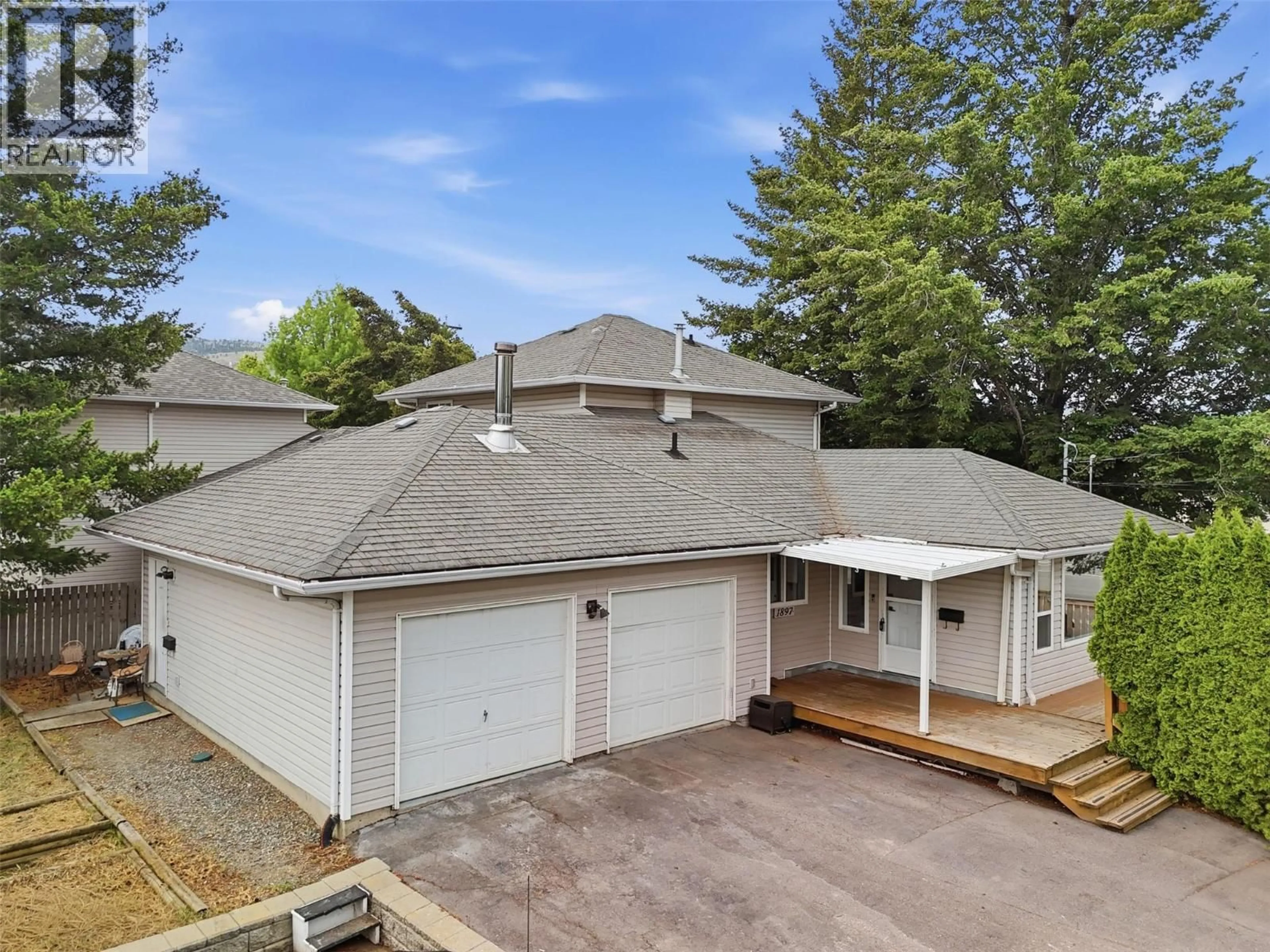 A pic from outside/outdoor area/front of a property/back of a property/a pic from drone, street for 1897 FLEETWOOD AVENUE, Kamloops British Columbia V2B4R9