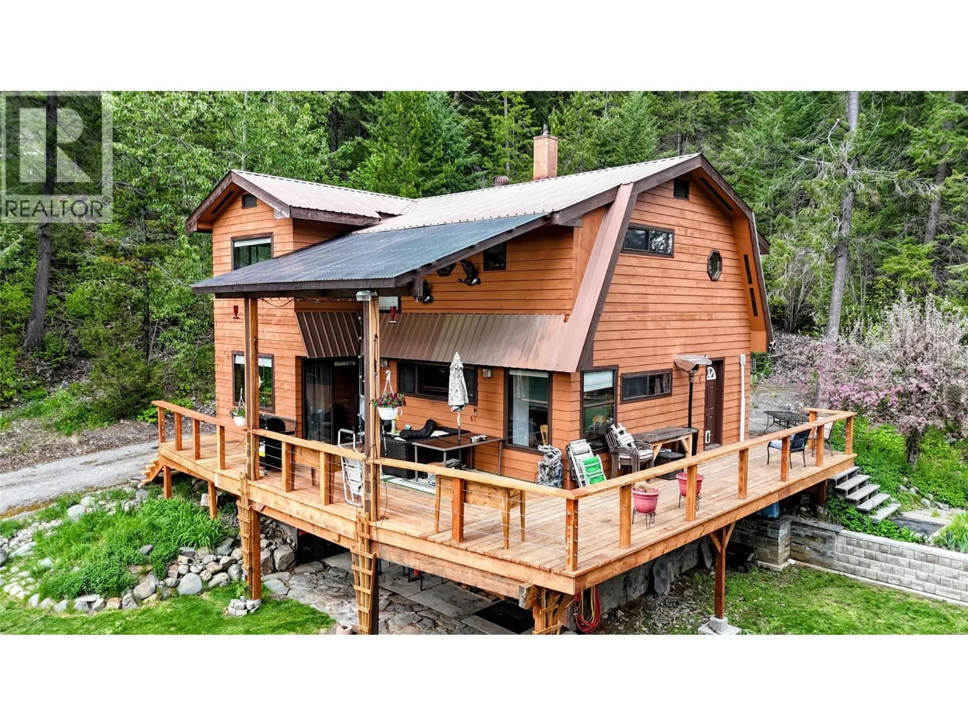 Home with vinyl exterior material, unknown for 1525 HIGHWAY 3 / 95 HIGHWAY, Yahk British Columbia V0B2P0