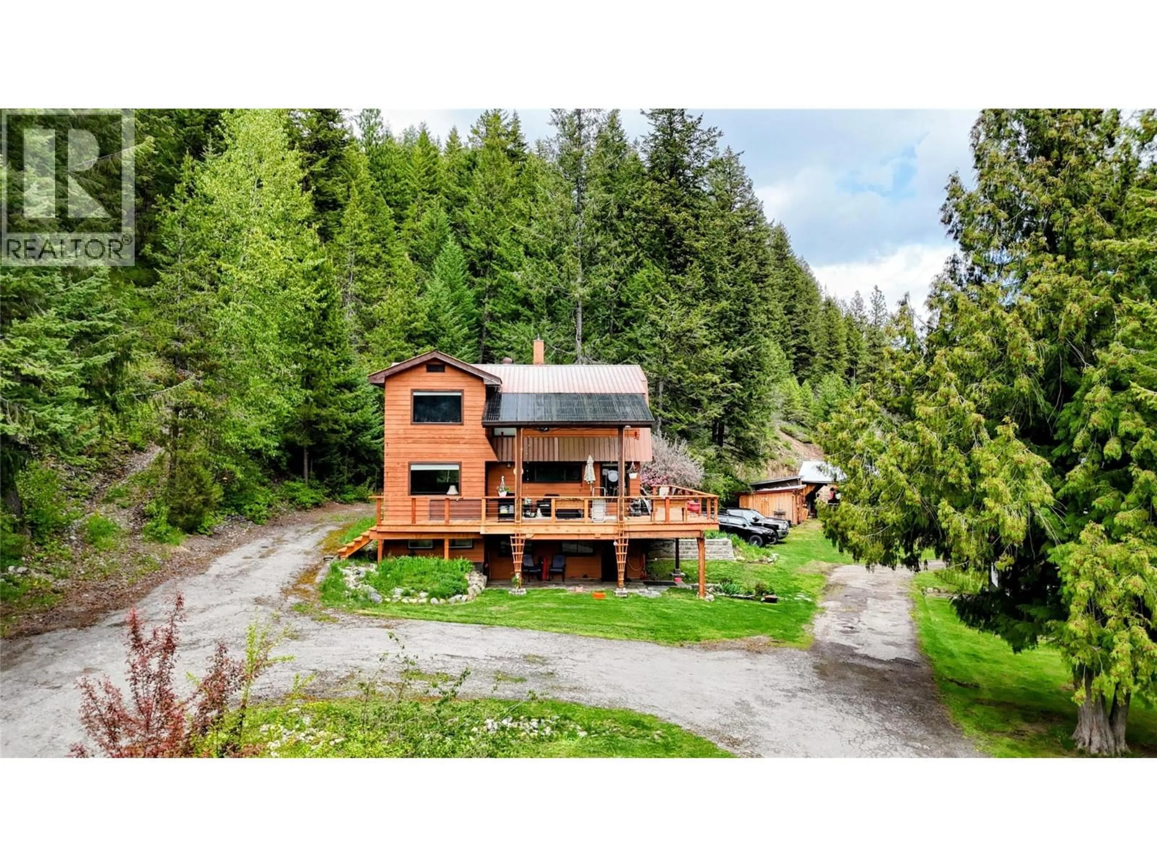 A pic from outside/outdoor area/front of a property/back of a property/a pic from drone, unknown for 1525 HIGHWAY 3 / 95 HIGHWAY, Yahk British Columbia V0B2P0