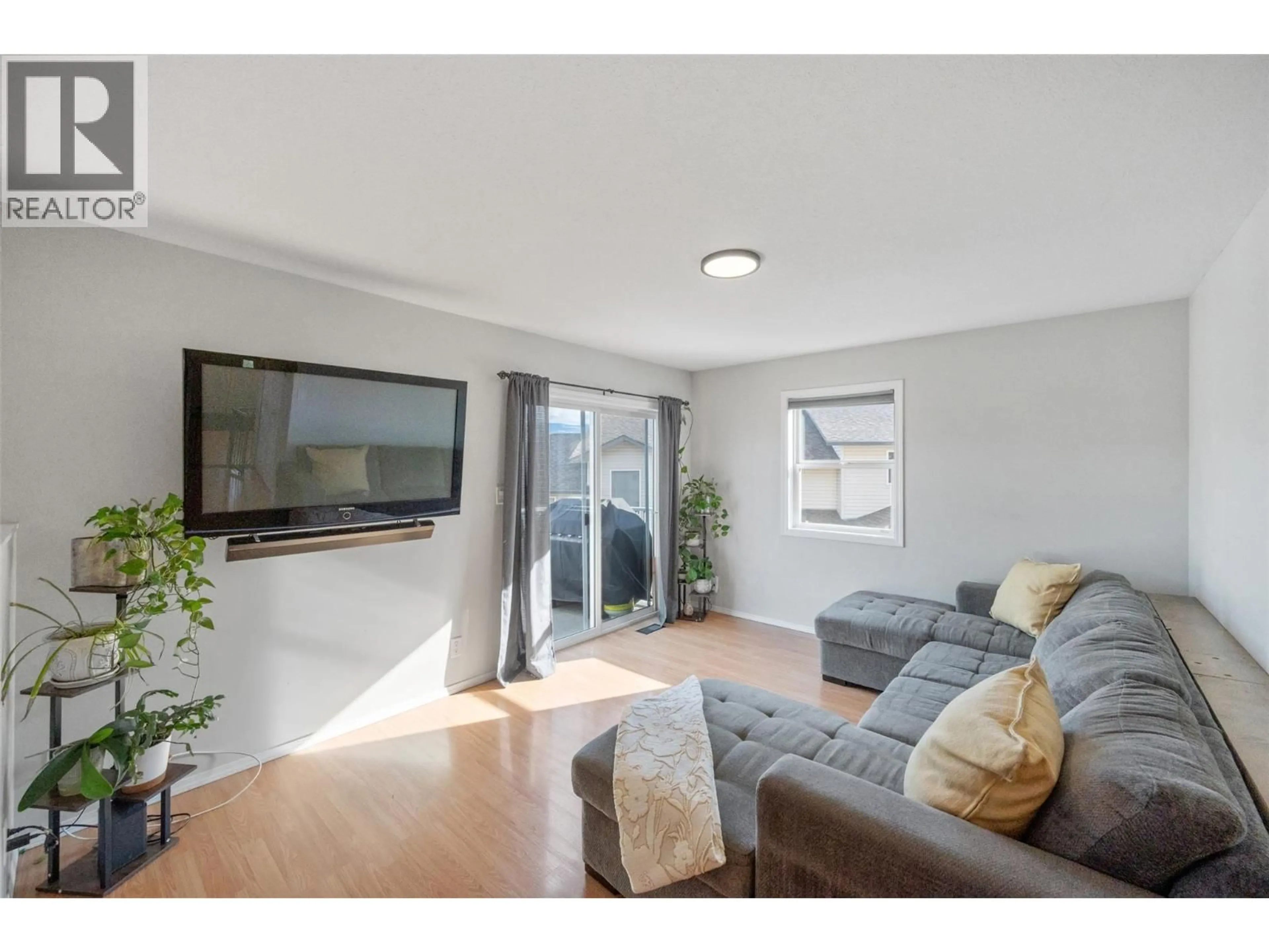 Living room with furniture, wood/laminate floor for 26 - 7915 HESPELER ROAD, Summerland British Columbia V0H1Z4