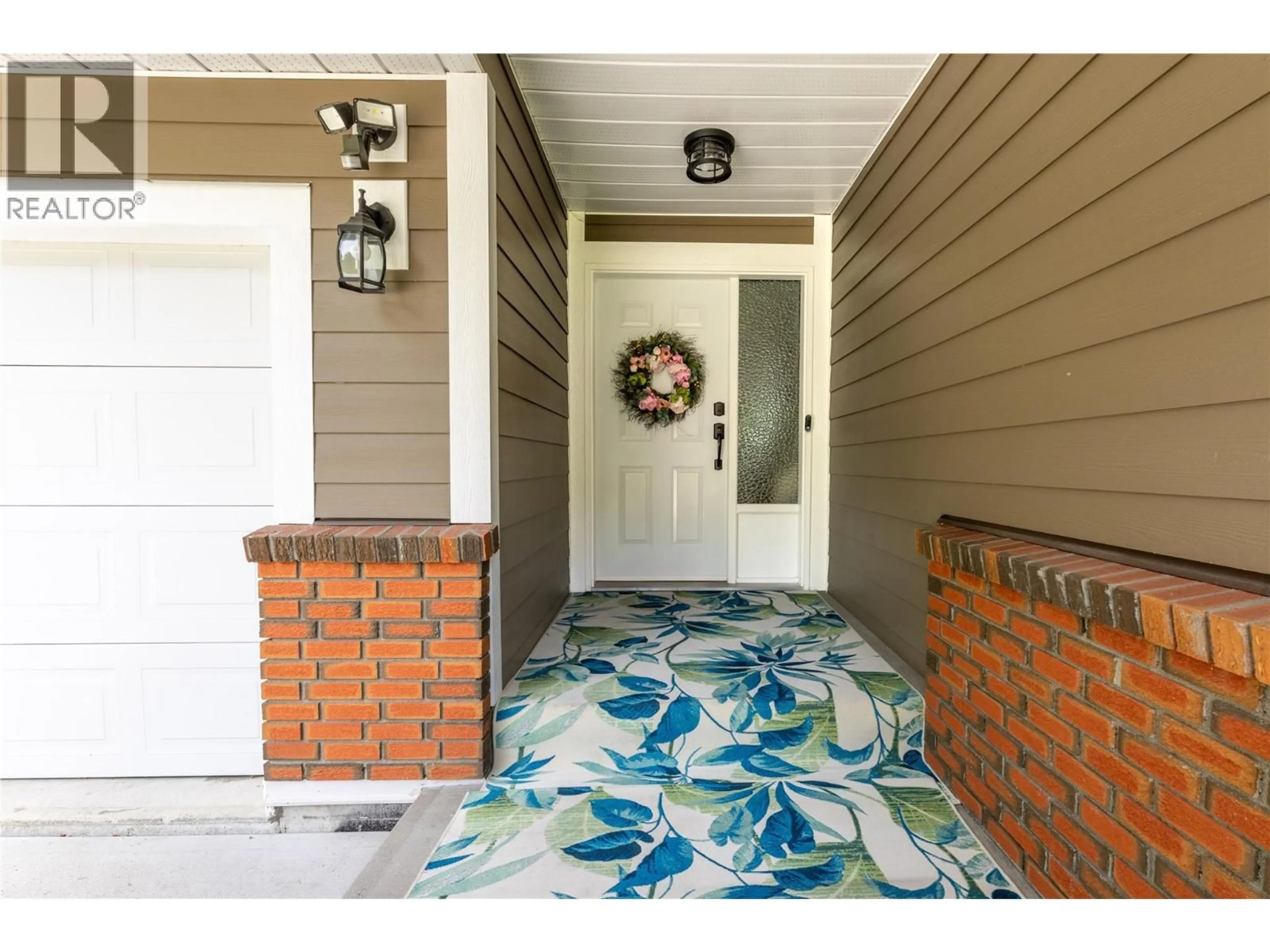 Indoor entryway for 2934 JUNIPER CRESCENT, Sorrento British Columbia V0E2W2