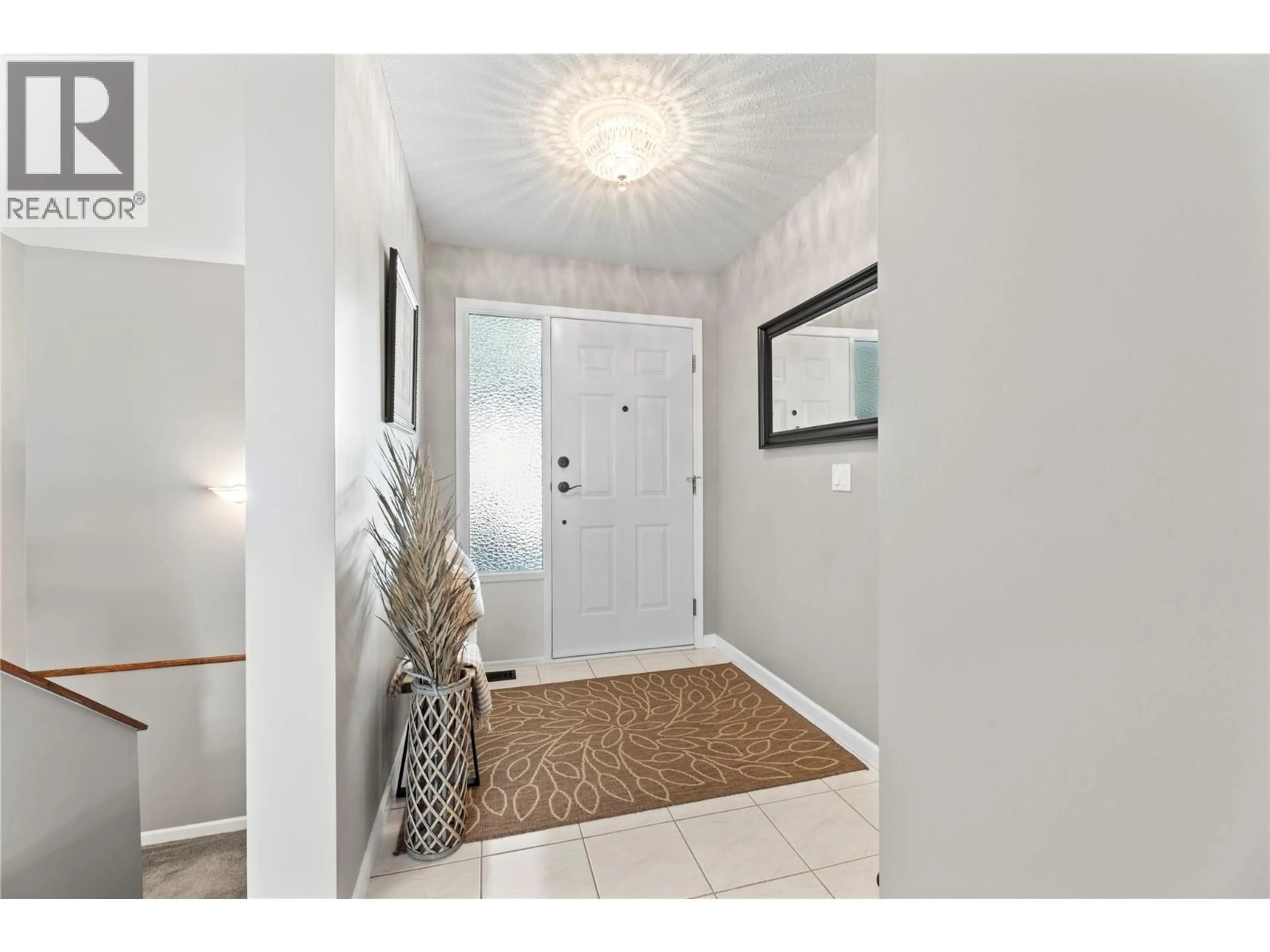 Indoor entryway for 2934 JUNIPER CRESCENT, Sorrento British Columbia V0E2W2