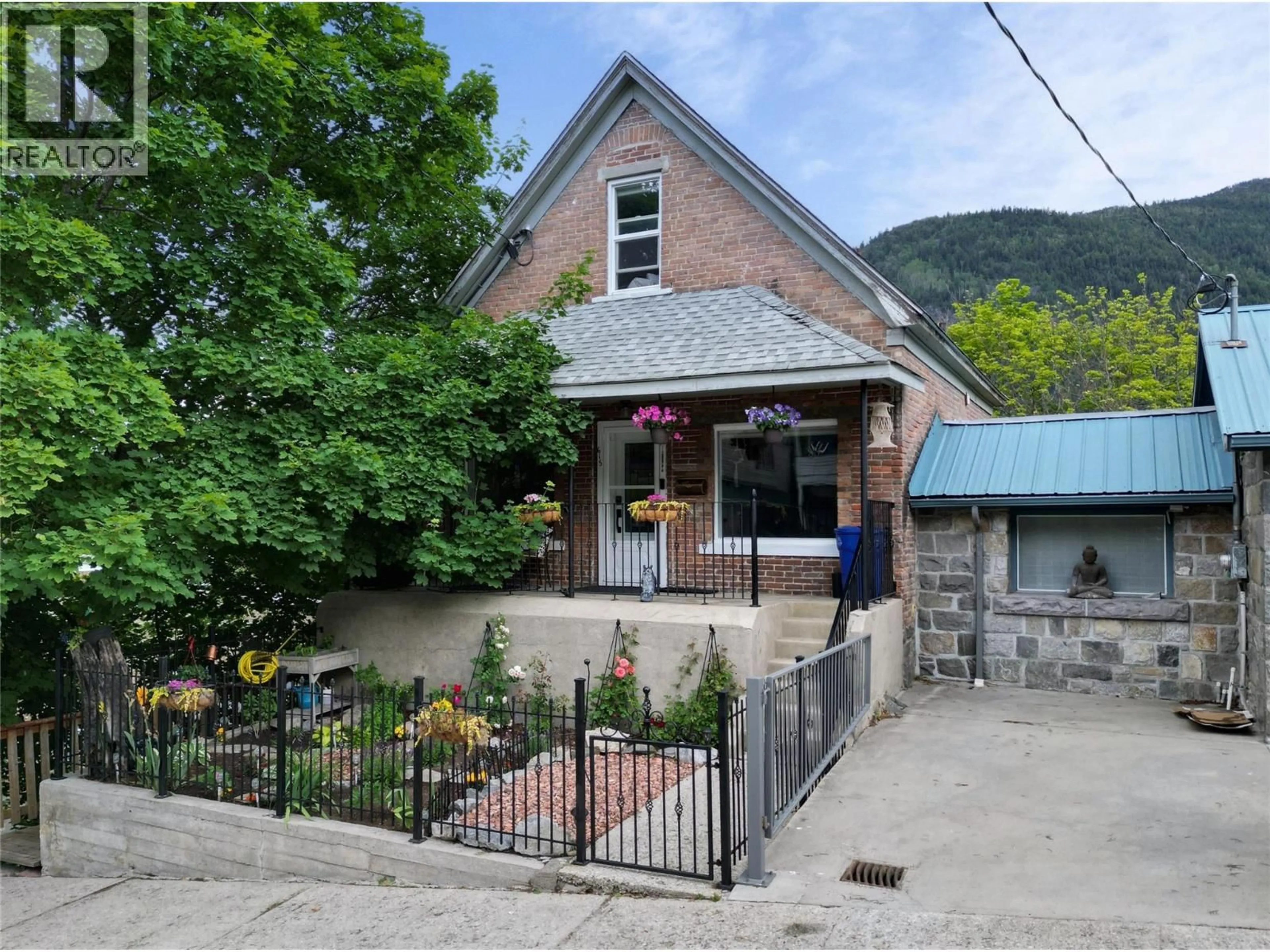 A pic from outside/outdoor area/front of a property/back of a property/a pic from drone, unknown for 615 VICTORIA STREET, Nelson British Columbia V1L4L1
