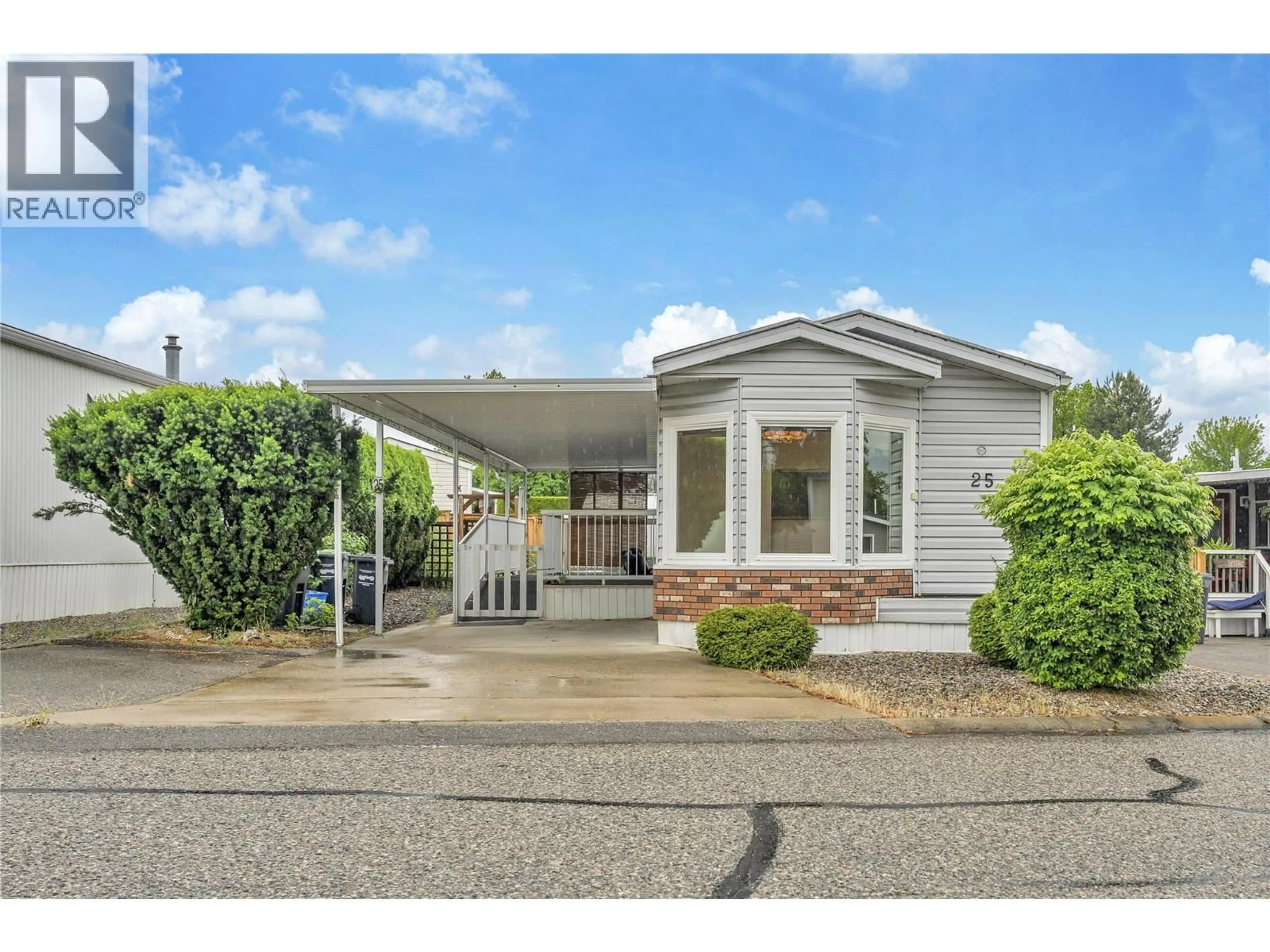 Home with vinyl exterior material, street for 25 - 98 OKANAGAN AVENUE EAST, Penticton British Columbia V2A3J5