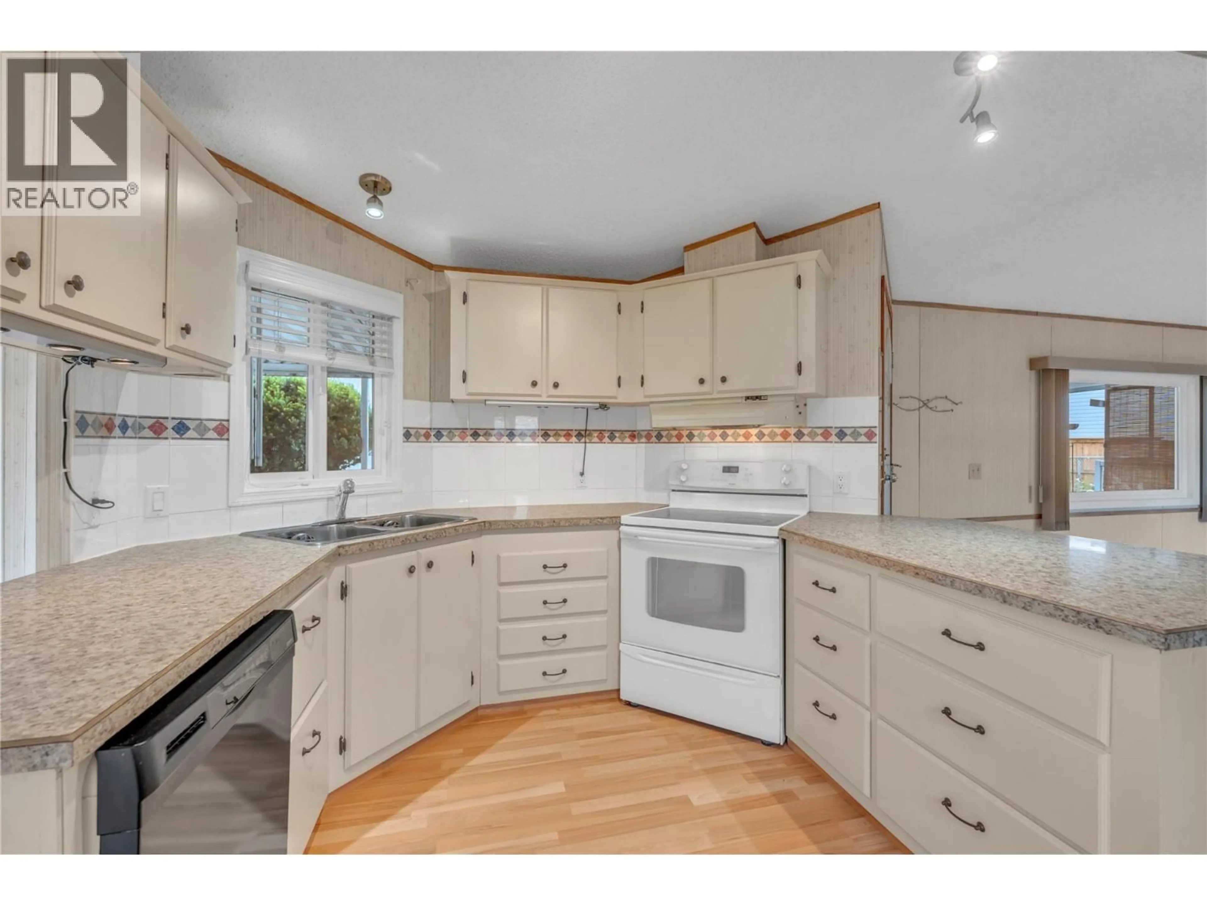 Standard kitchen, unknown for 25 - 98 OKANAGAN AVENUE EAST, Penticton British Columbia V2A3J5