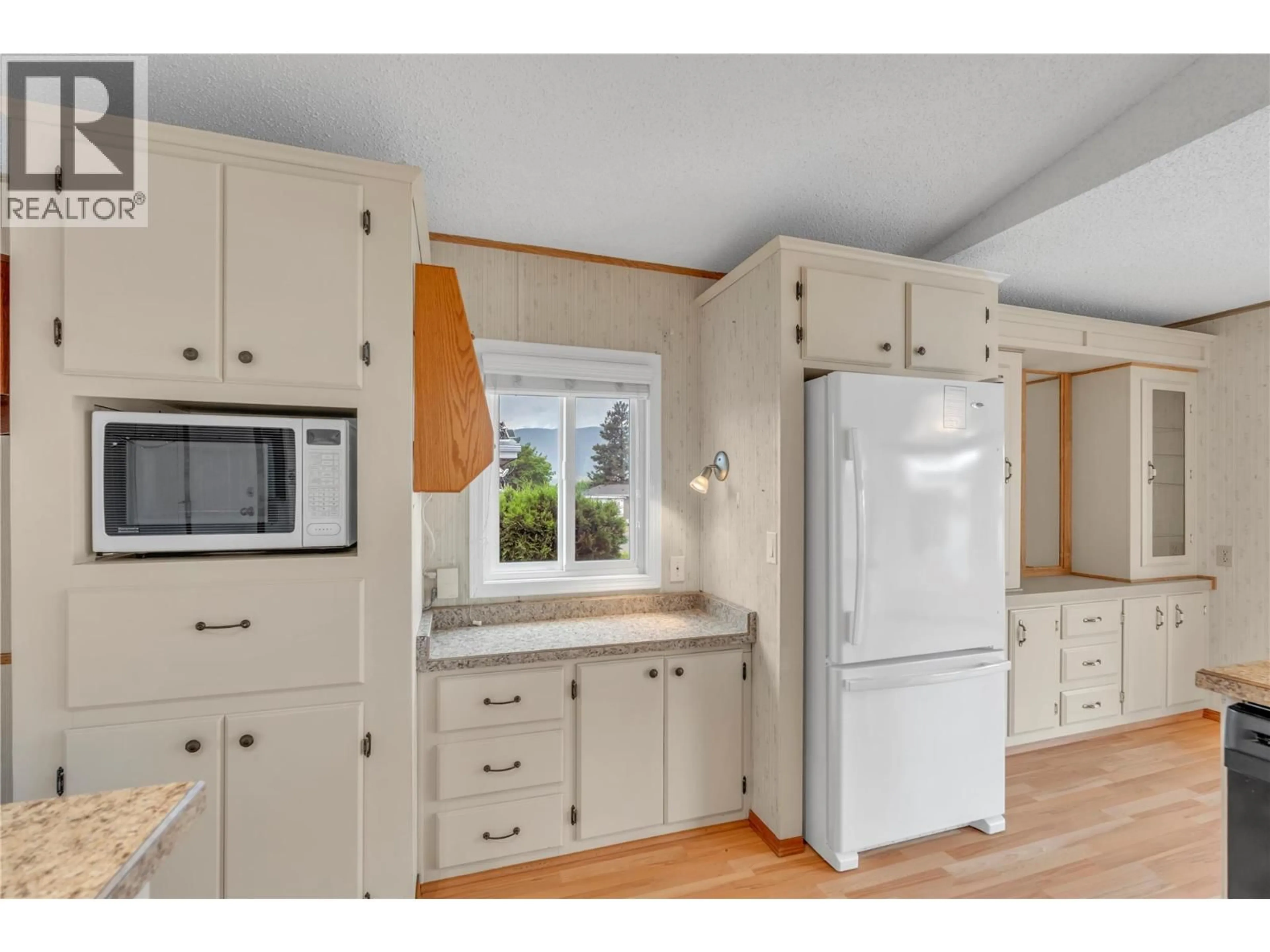 Standard kitchen, wood/laminate floor for 25 - 98 OKANAGAN AVENUE EAST, Penticton British Columbia V2A3J5