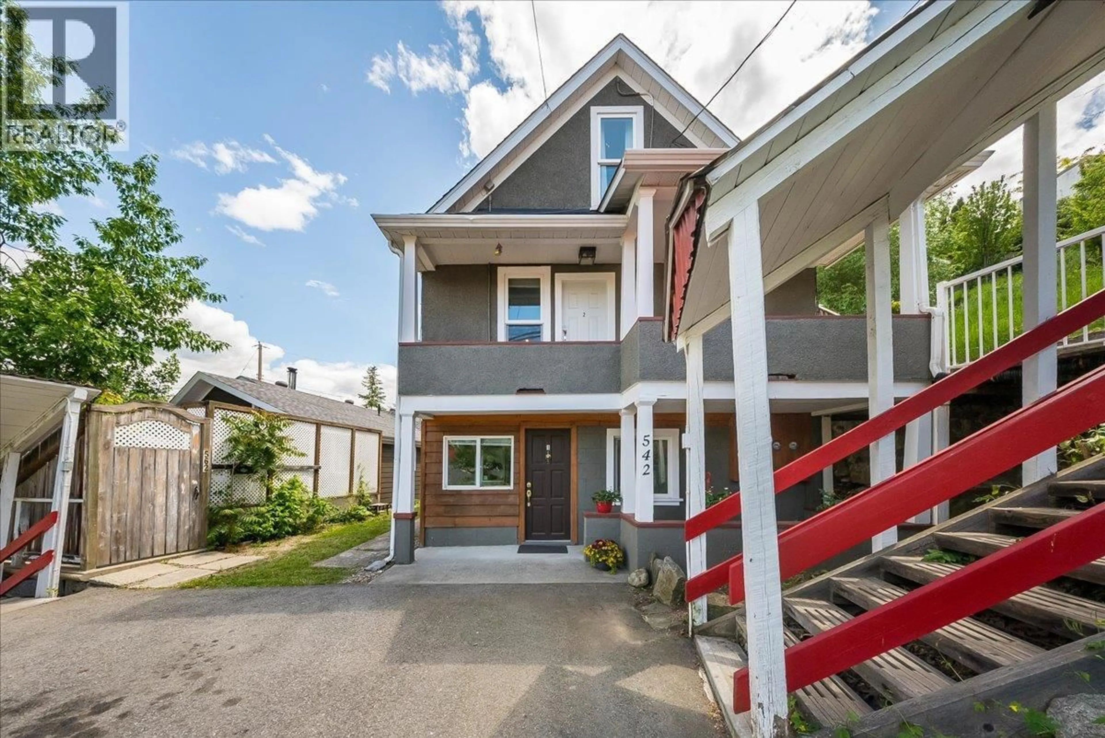Home with vinyl exterior material, street for 542 SPOKANE STREET, Trail British Columbia V1R3V8