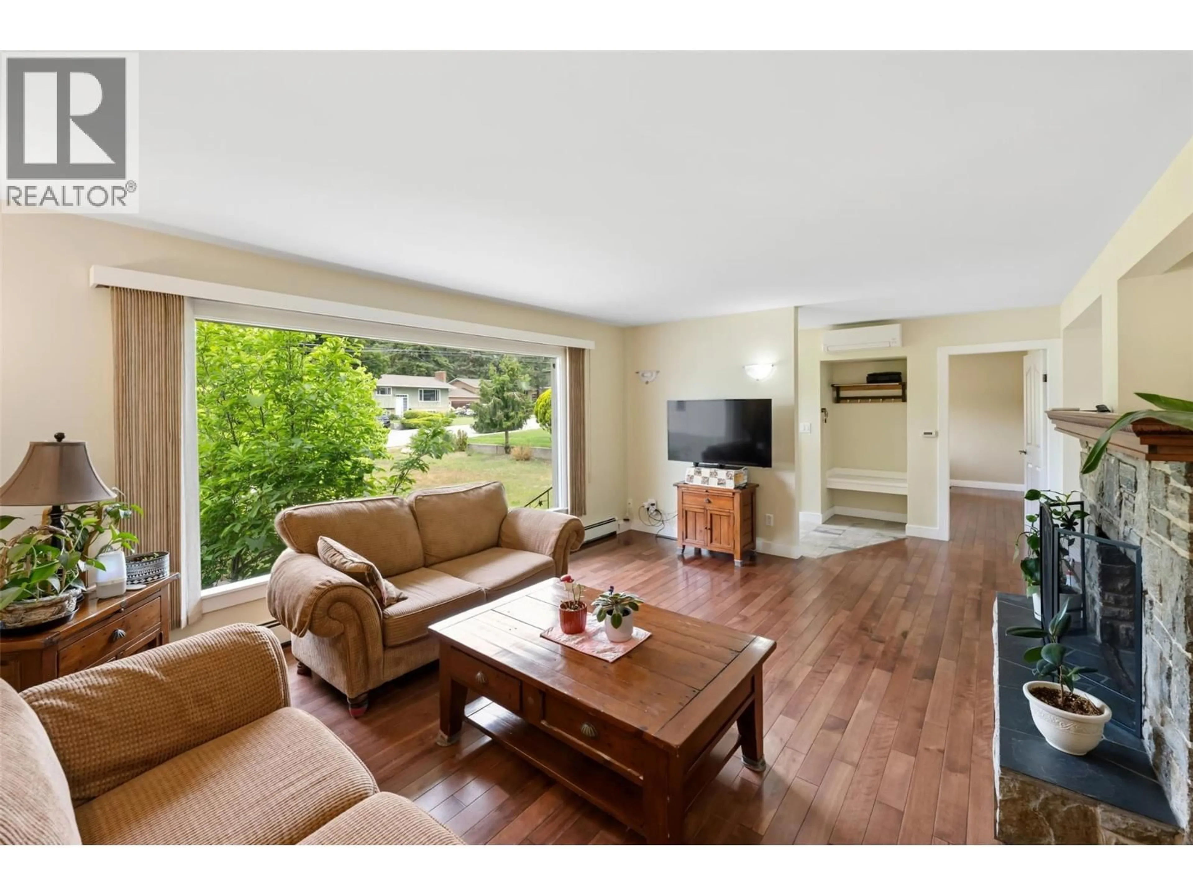 Living room with furniture, wood/laminate floor for 1322 RIDGEDALE AVENUE, Penticton British Columbia V2A2S2