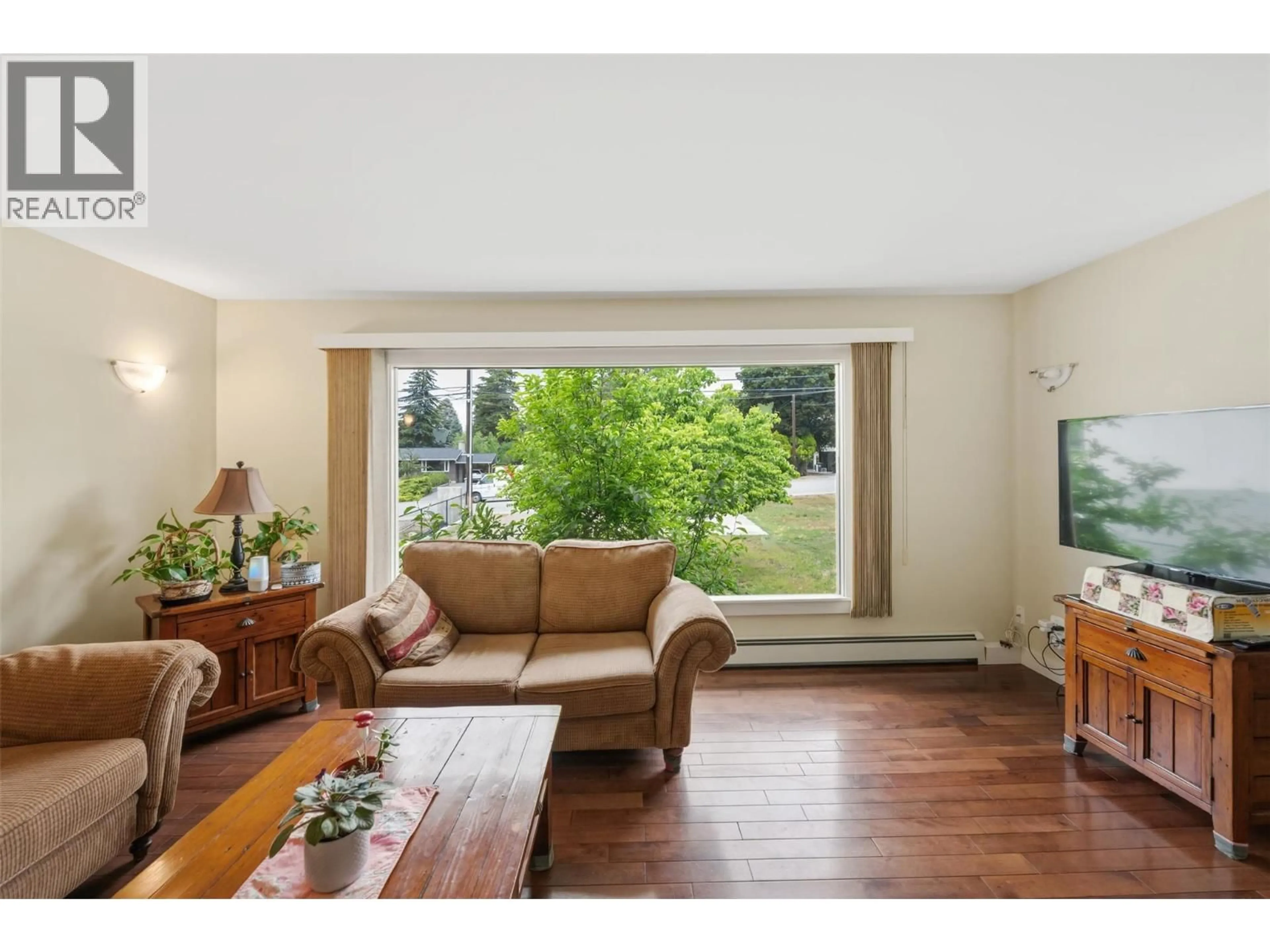 Living room with furniture, wood/laminate floor for 1322 RIDGEDALE AVENUE, Penticton British Columbia V2A2S2