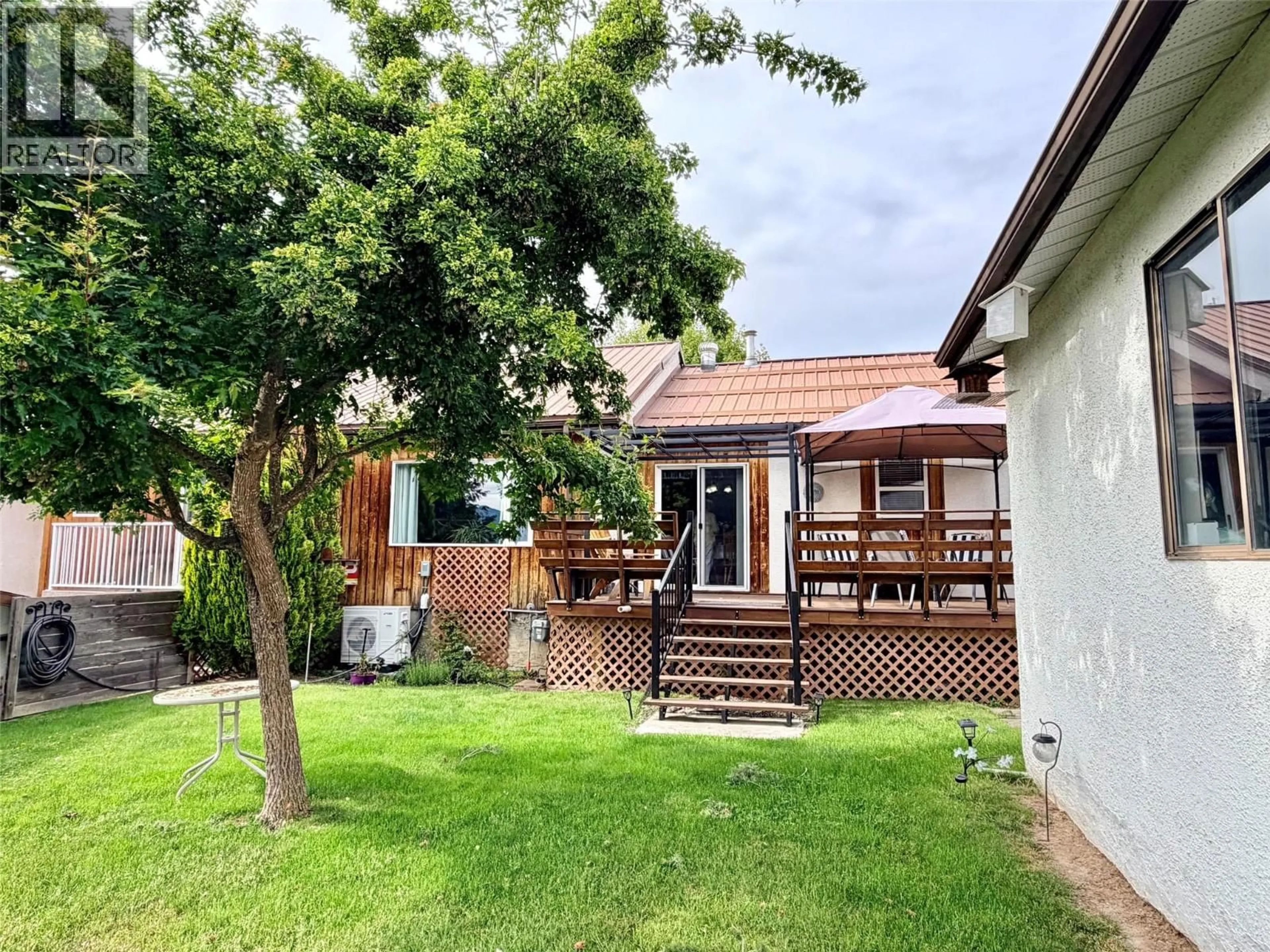 A pic from outside/outdoor area/front of a property/back of a property/a pic from drone, street for 1105 BIRCH STREET, Creston British Columbia V0B1G3