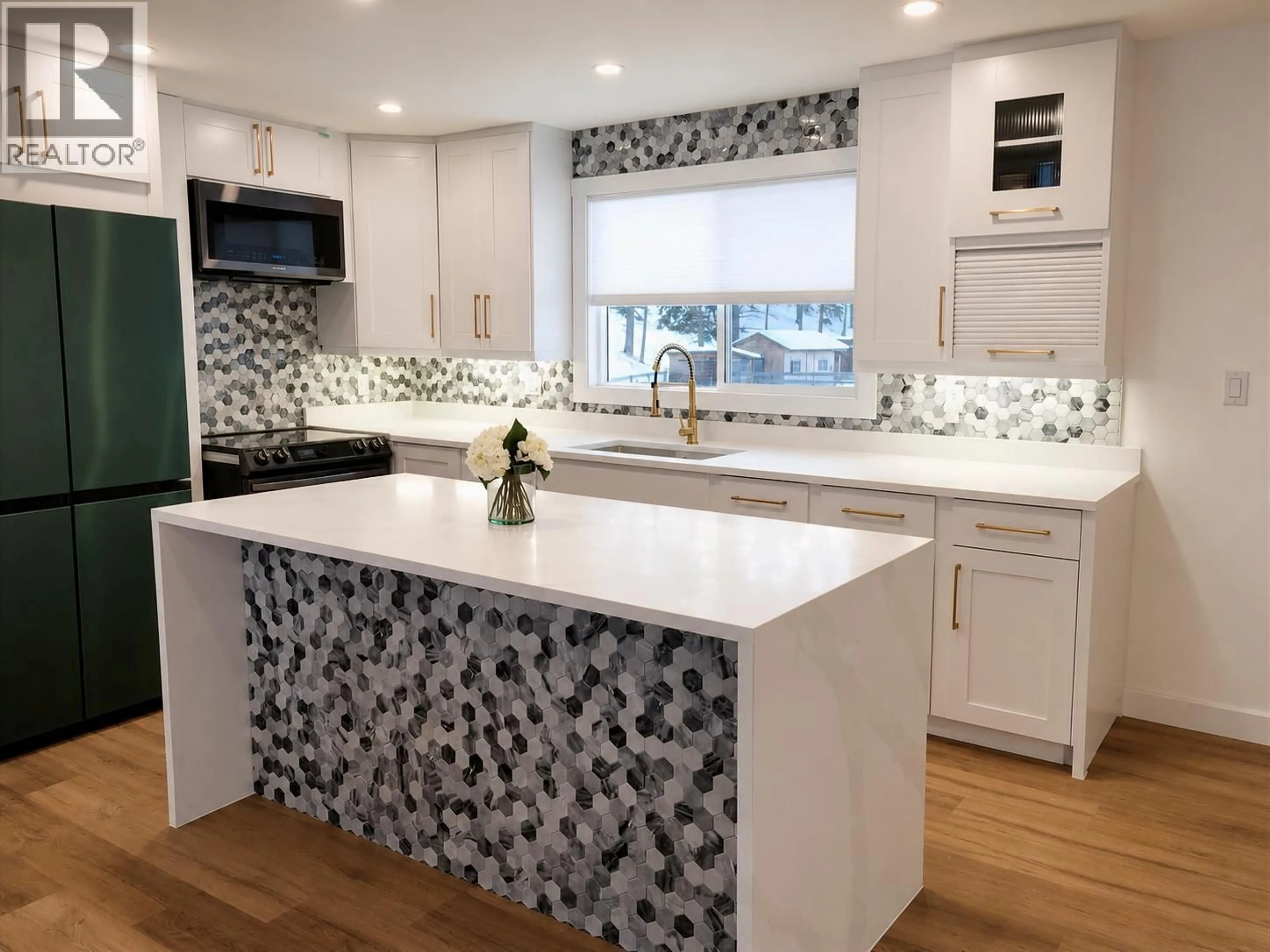 Contemporary kitchen, ceramic/tile floor for 9275 PIGHIN ROAD, Cranbrook British Columbia V1C7C9