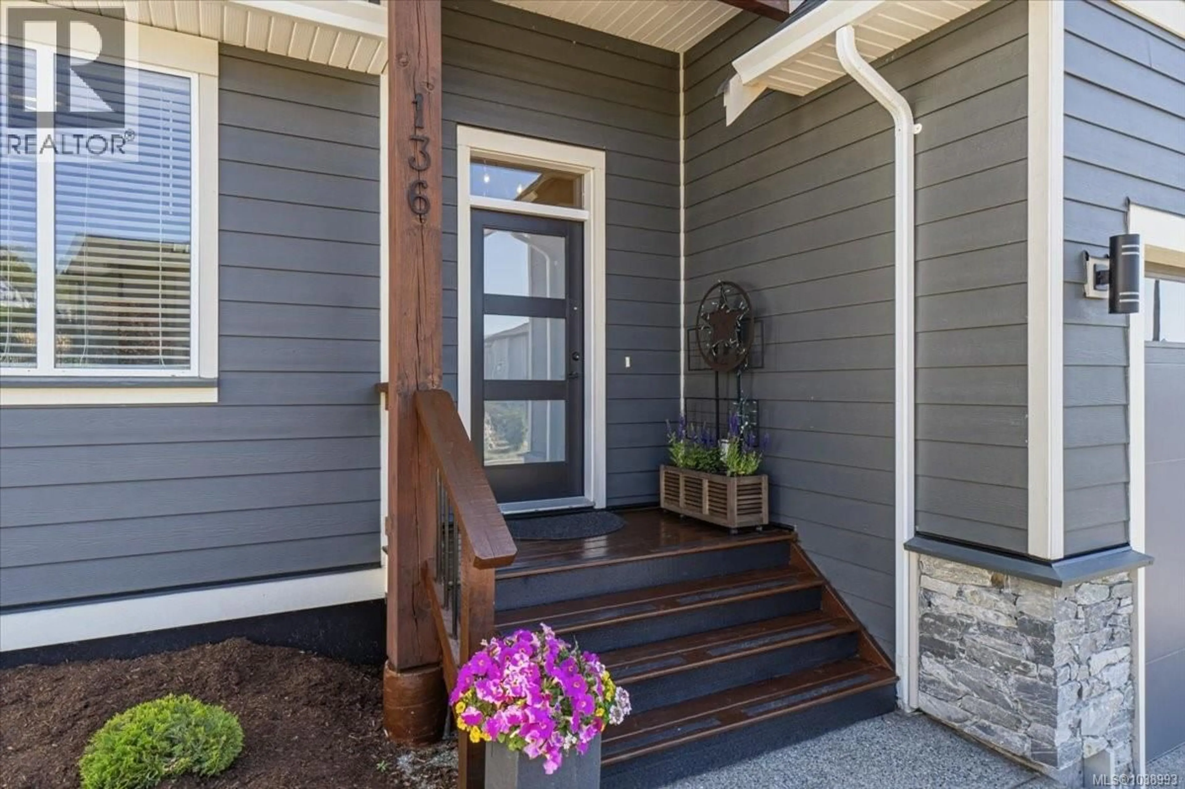 Indoor entryway for 136 GOLDEN OAKS CRESCENT, Nanaimo British Columbia V9T0K8