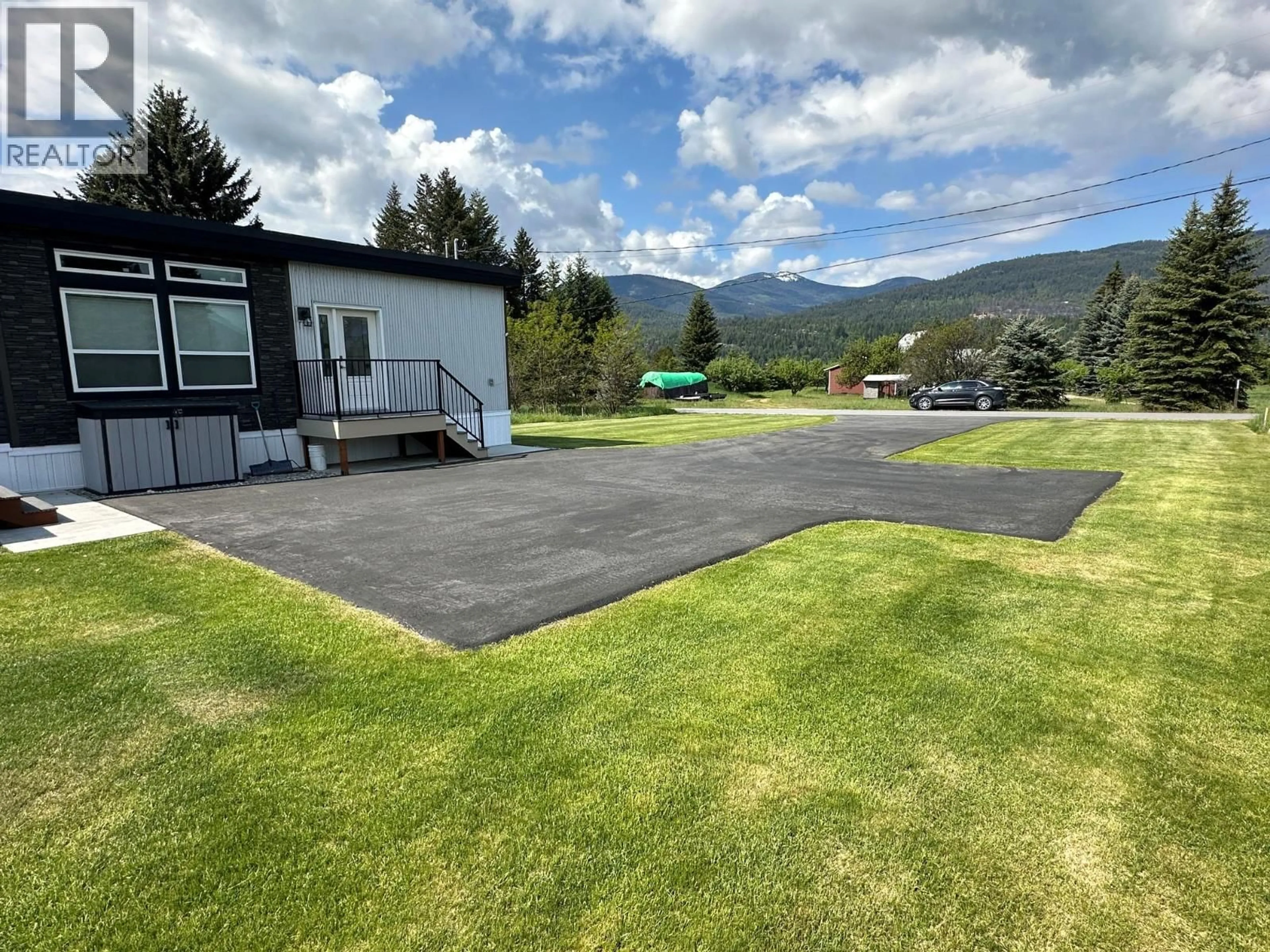 A pic from outside/outdoor area/front of a property/back of a property/a pic from drone, mountain view for 928 WATERLOO CRESCENT, Castlegar British Columbia V1N4M3