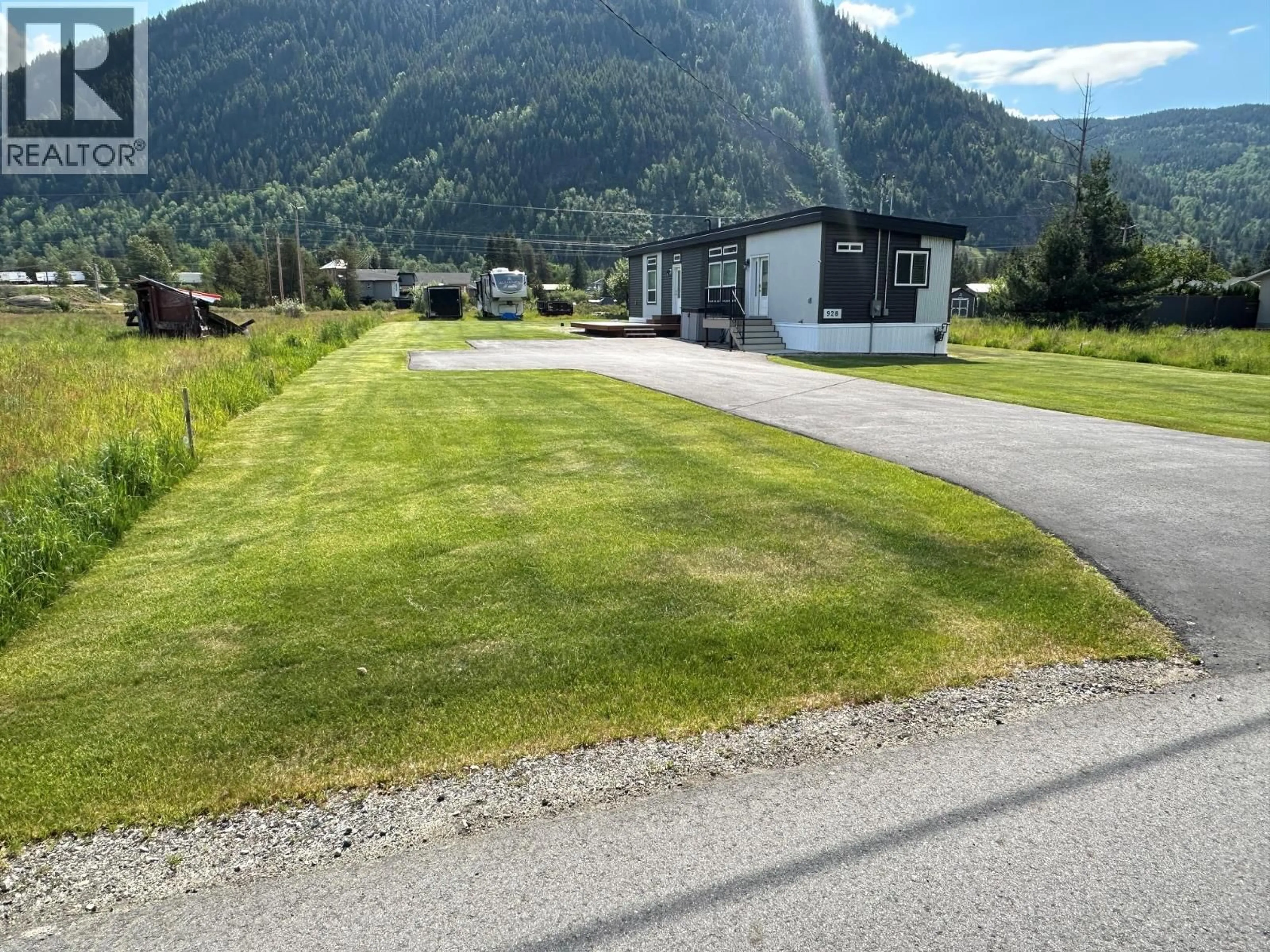 A pic from outside/outdoor area/front of a property/back of a property/a pic from drone, mountain view for 928 WATERLOO CRESCENT, Castlegar British Columbia V1N4M3