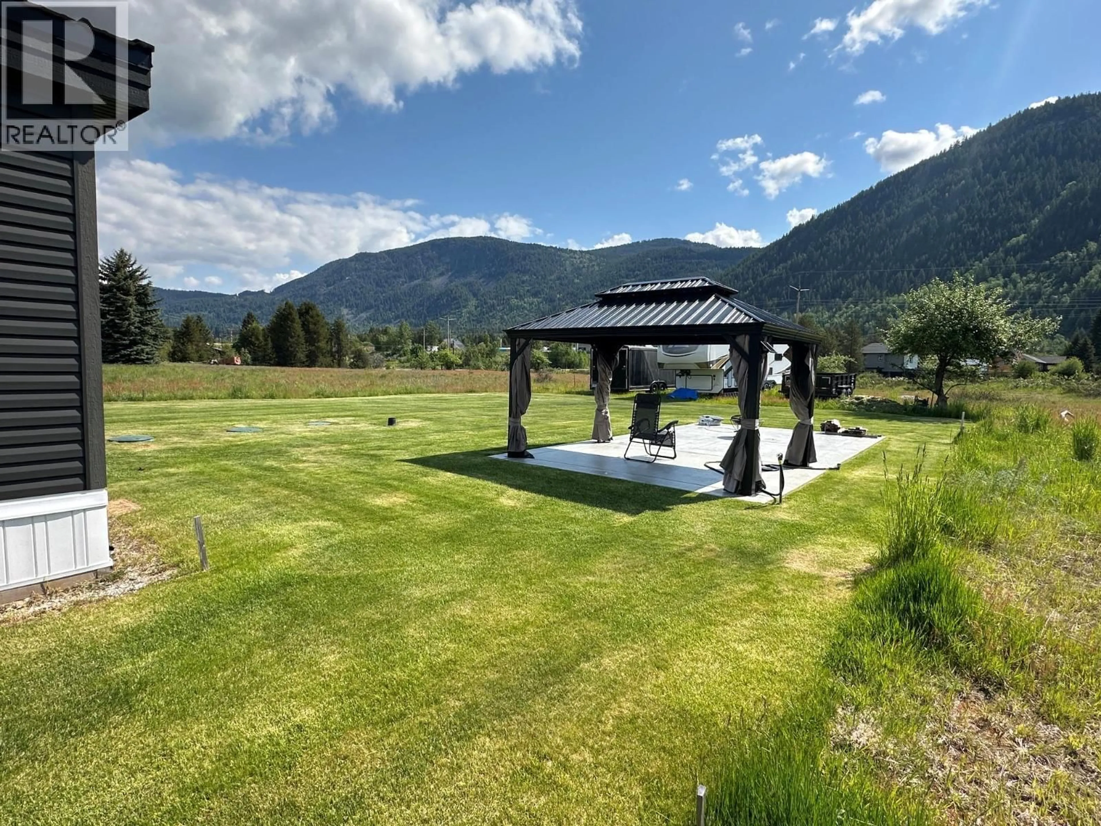 A pic from outside/outdoor area/front of a property/back of a property/a pic from drone, mountain view for 928 WATERLOO CRESCENT, Castlegar British Columbia V1N4M3
