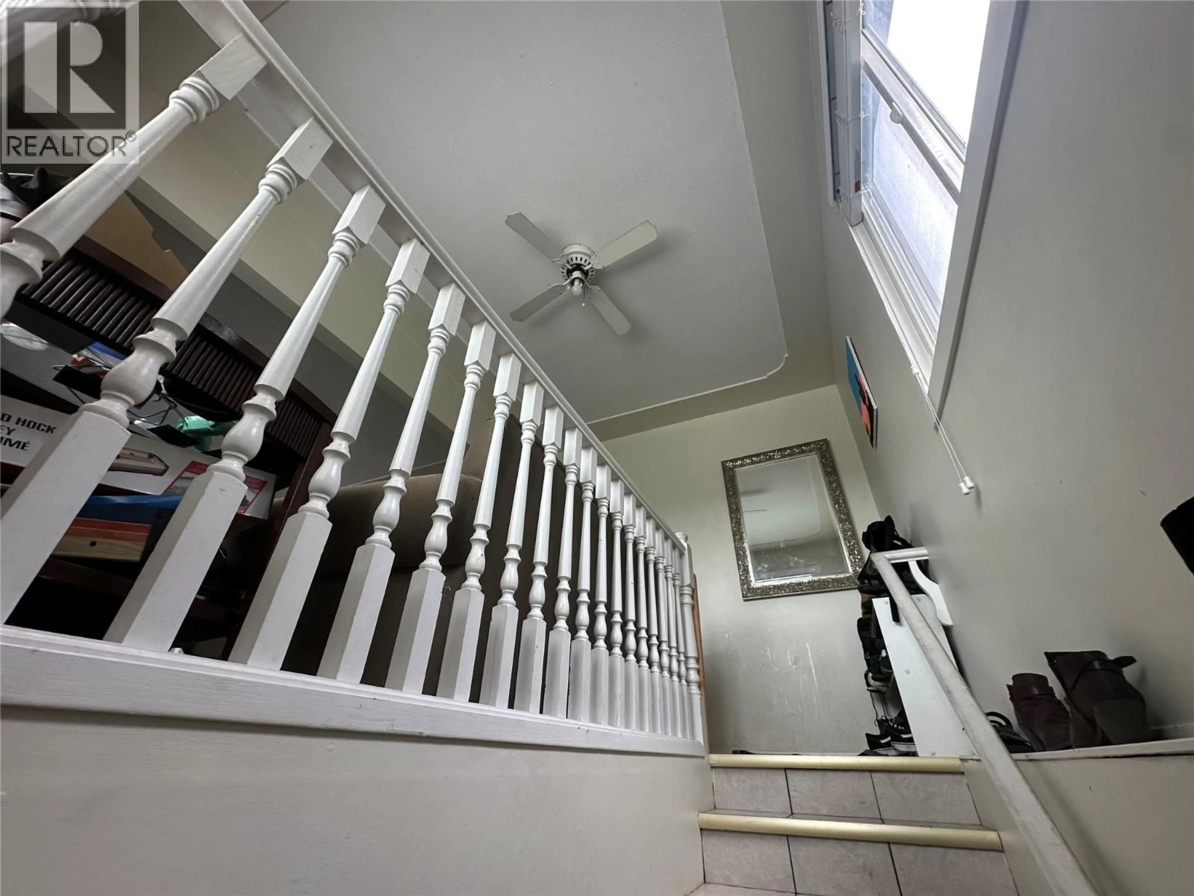 Indoor foyer for 432 WARDLAW AVENUE, Kelowna British Columbia V1Y5B4