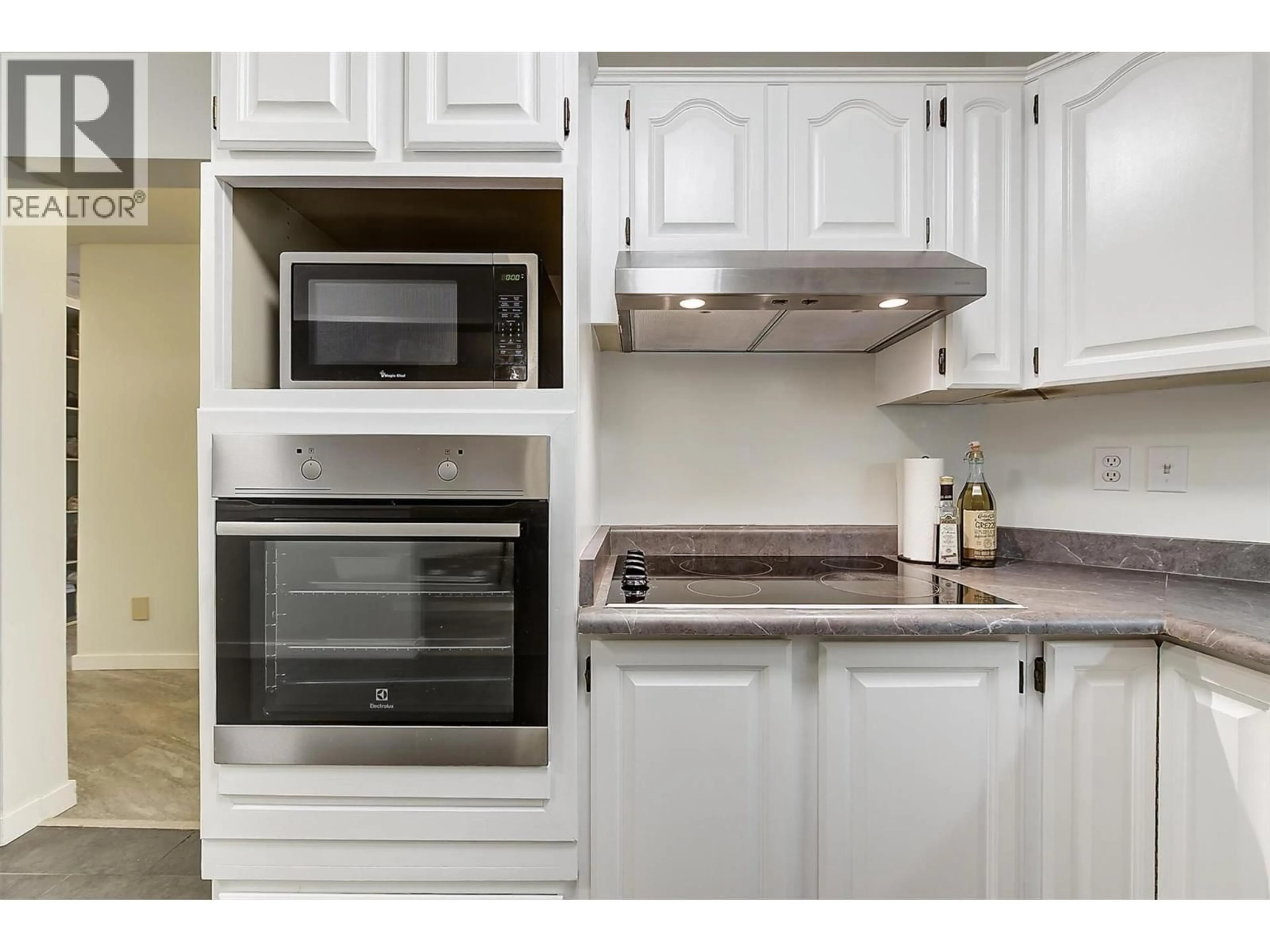 Standard kitchen, unknown for 203 - 1534 LAWRENCE AVENUE, Kelowna British Columbia V1Y6M8