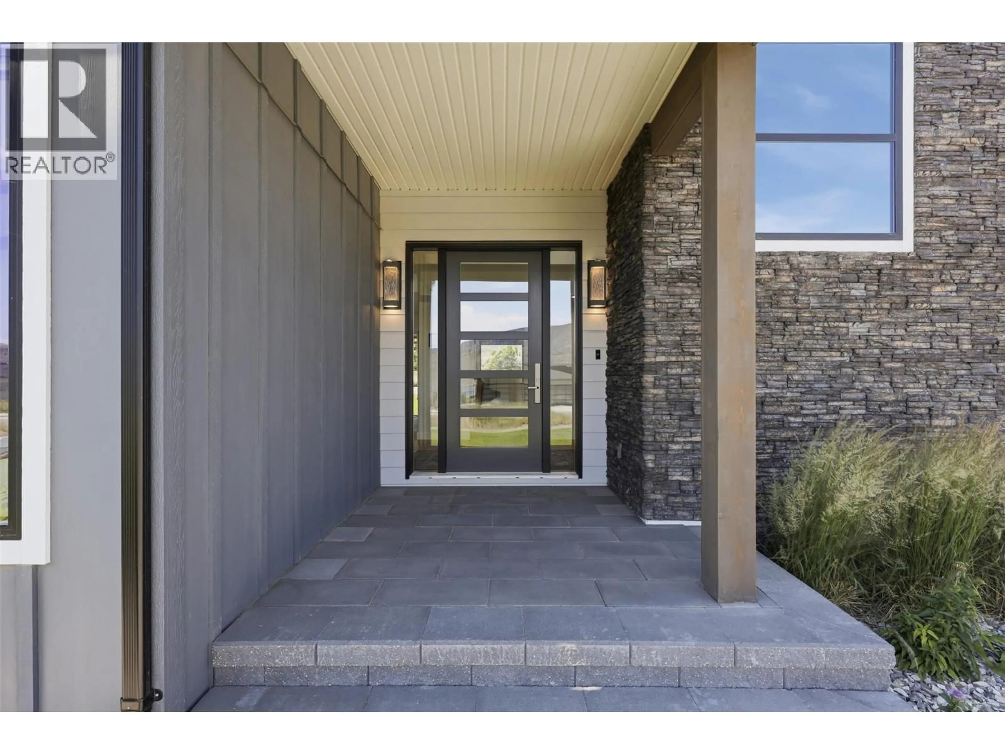 Indoor entryway for 325 RUE CHEVAL NOIR OTHER, Kamloops British Columbia V1S0G2
