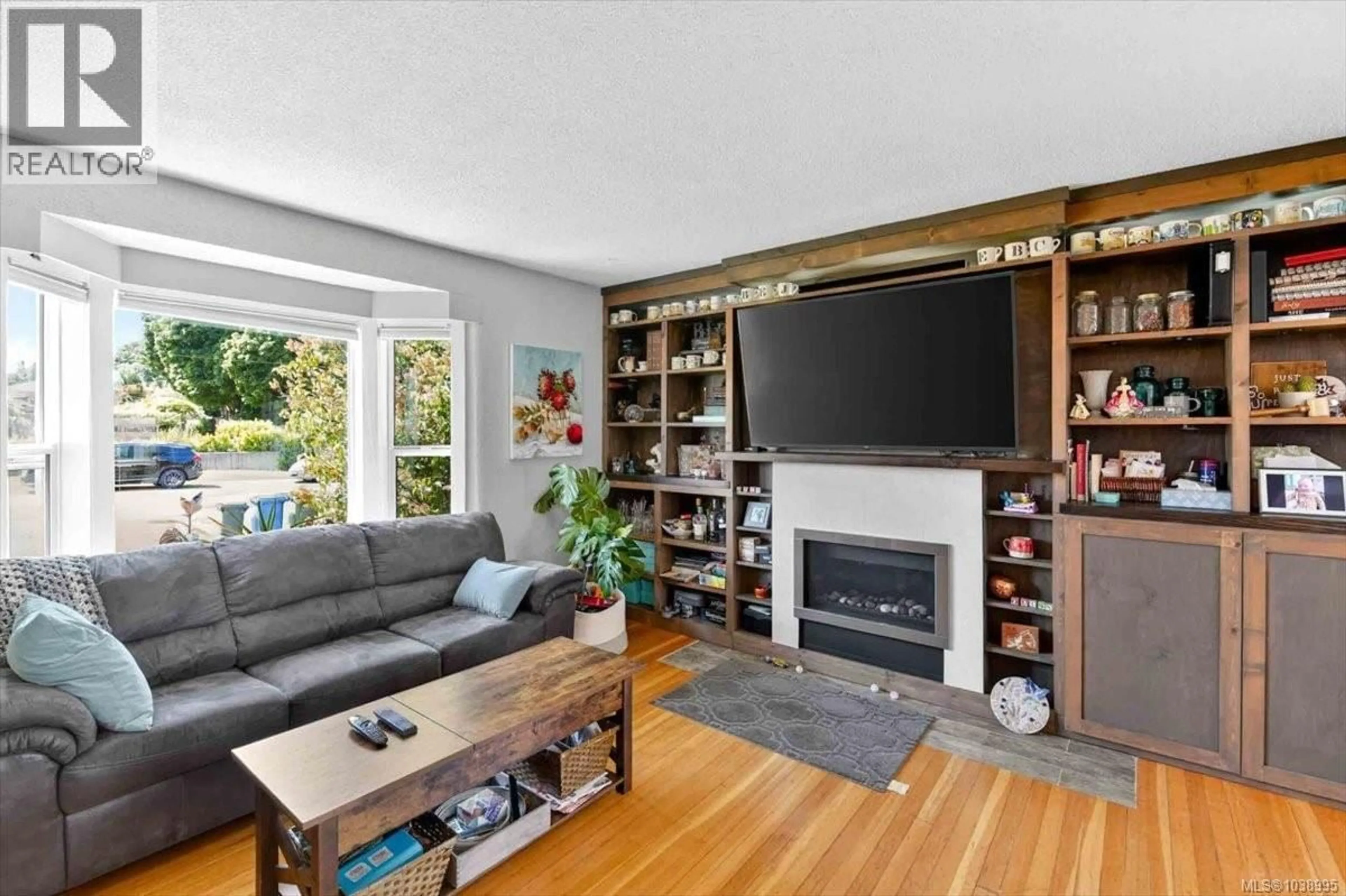 Living room with furniture, wood/laminate floor for 4907 MORTON STREET, Port Alberni British Columbia V9Y3S8