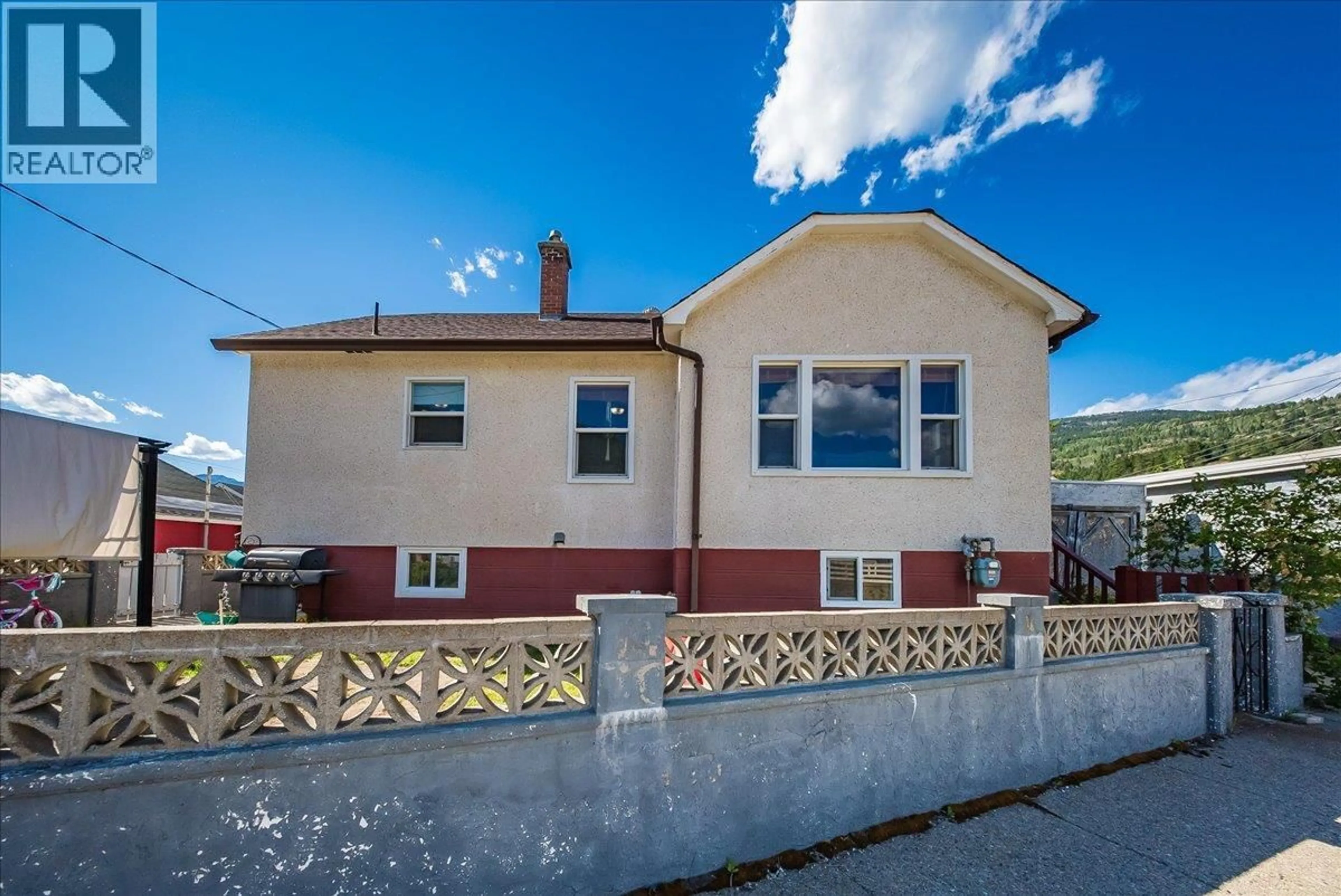 Home with vinyl exterior material, unknown for 1555 MCQUARRIE STREET, Trail British Columbia V1R1X5