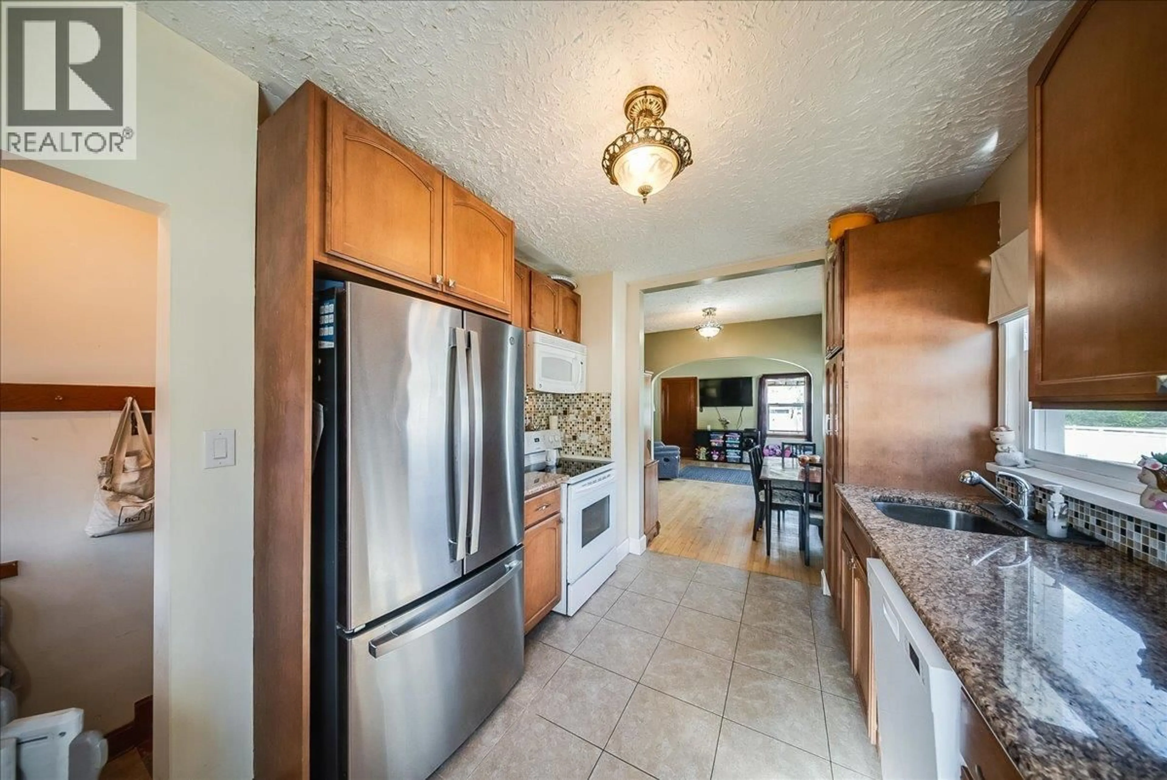 Standard kitchen, ceramic/tile floor for 1555 MCQUARRIE STREET, Trail British Columbia V1R1X5