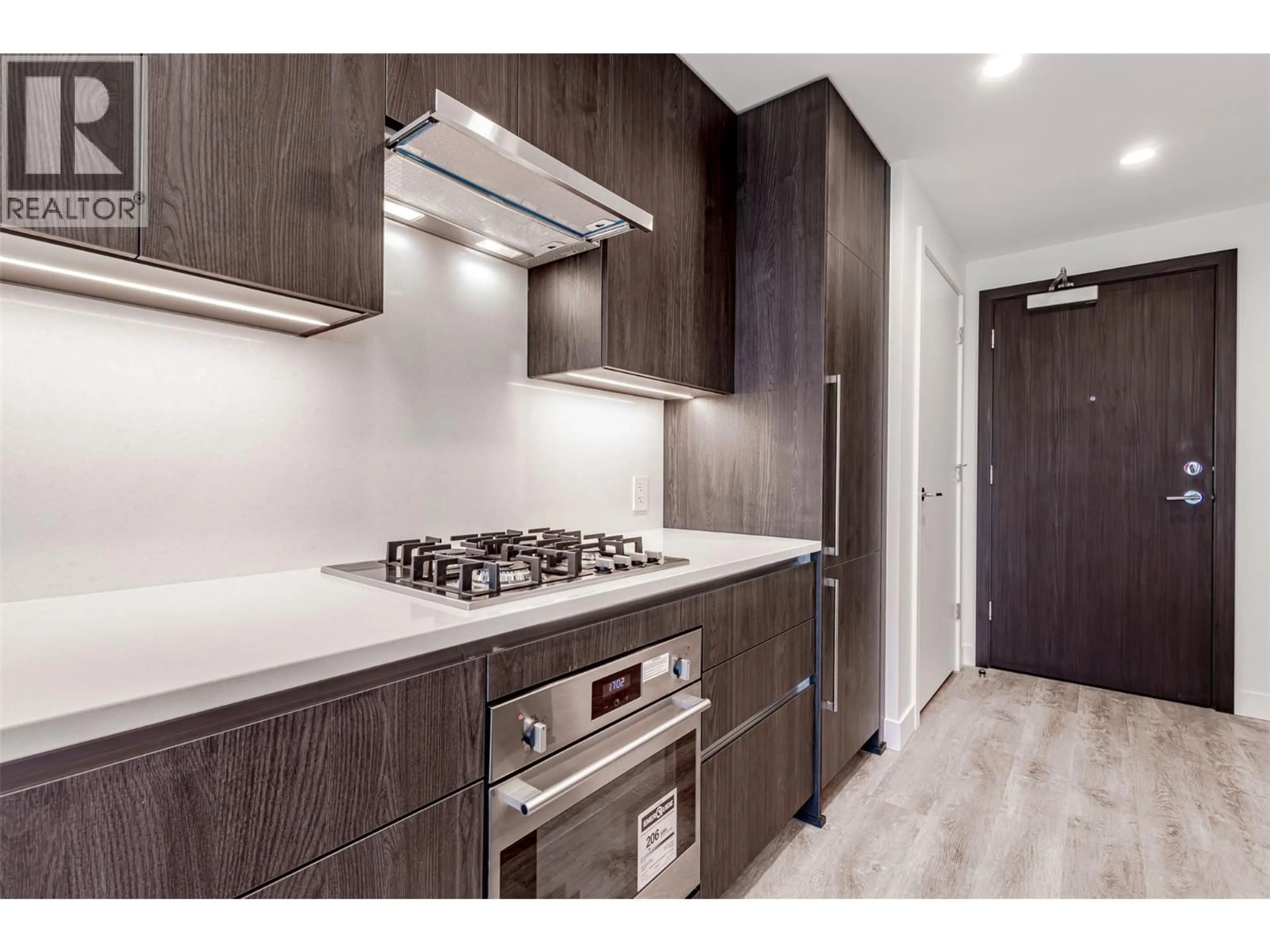 Standard kitchen, wood/laminate floor for 1401 - 238 LEON AVENUE, Kelowna British Columbia V1Y0N6