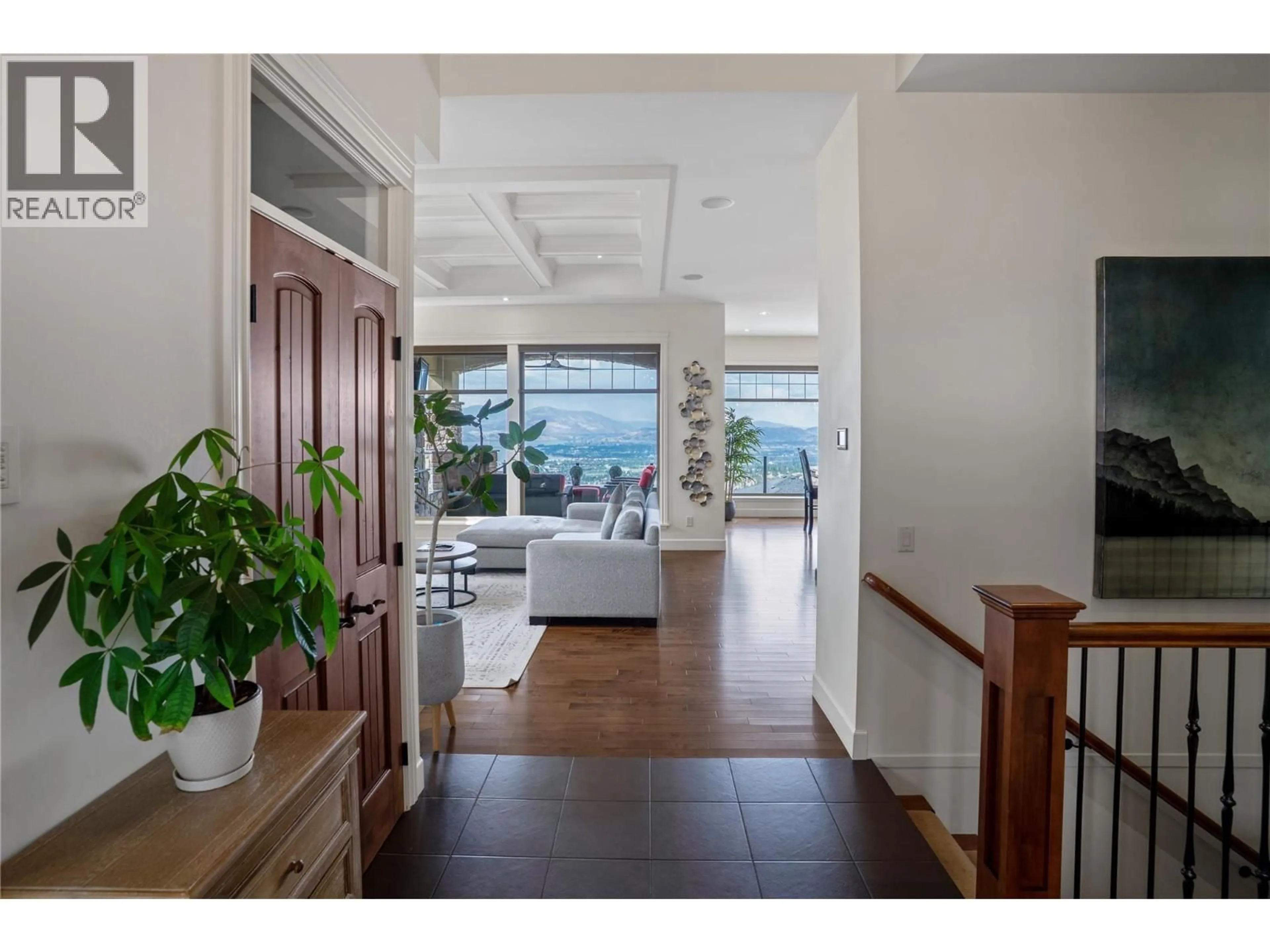 Indoor foyer for 990 HEWETSON AVENUE, Kelowna British Columbia V1W5H8