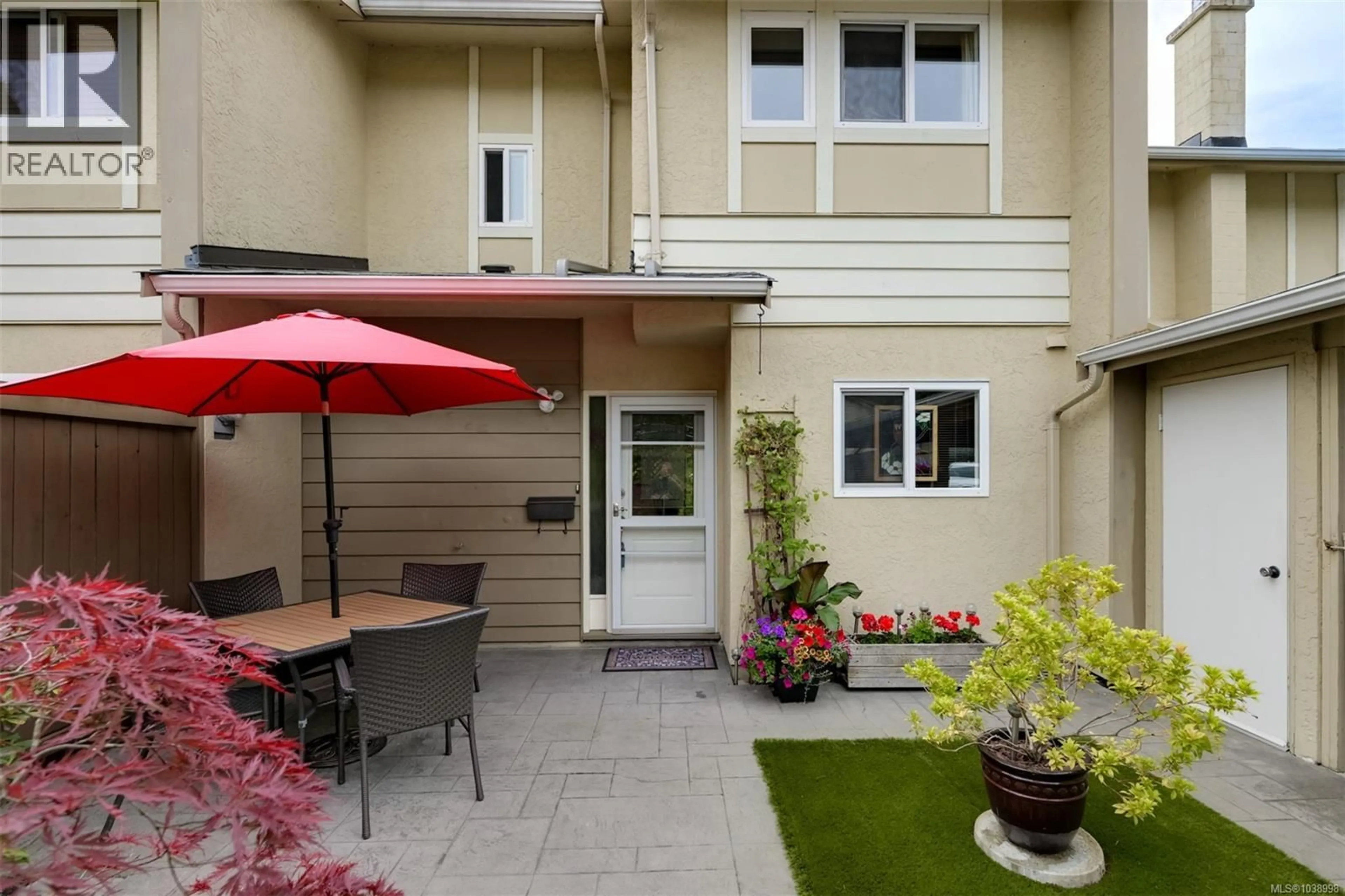 Patio, street for 11 - 3981 NELTHORPE STREET, Saanich British Columbia V8X3Z2