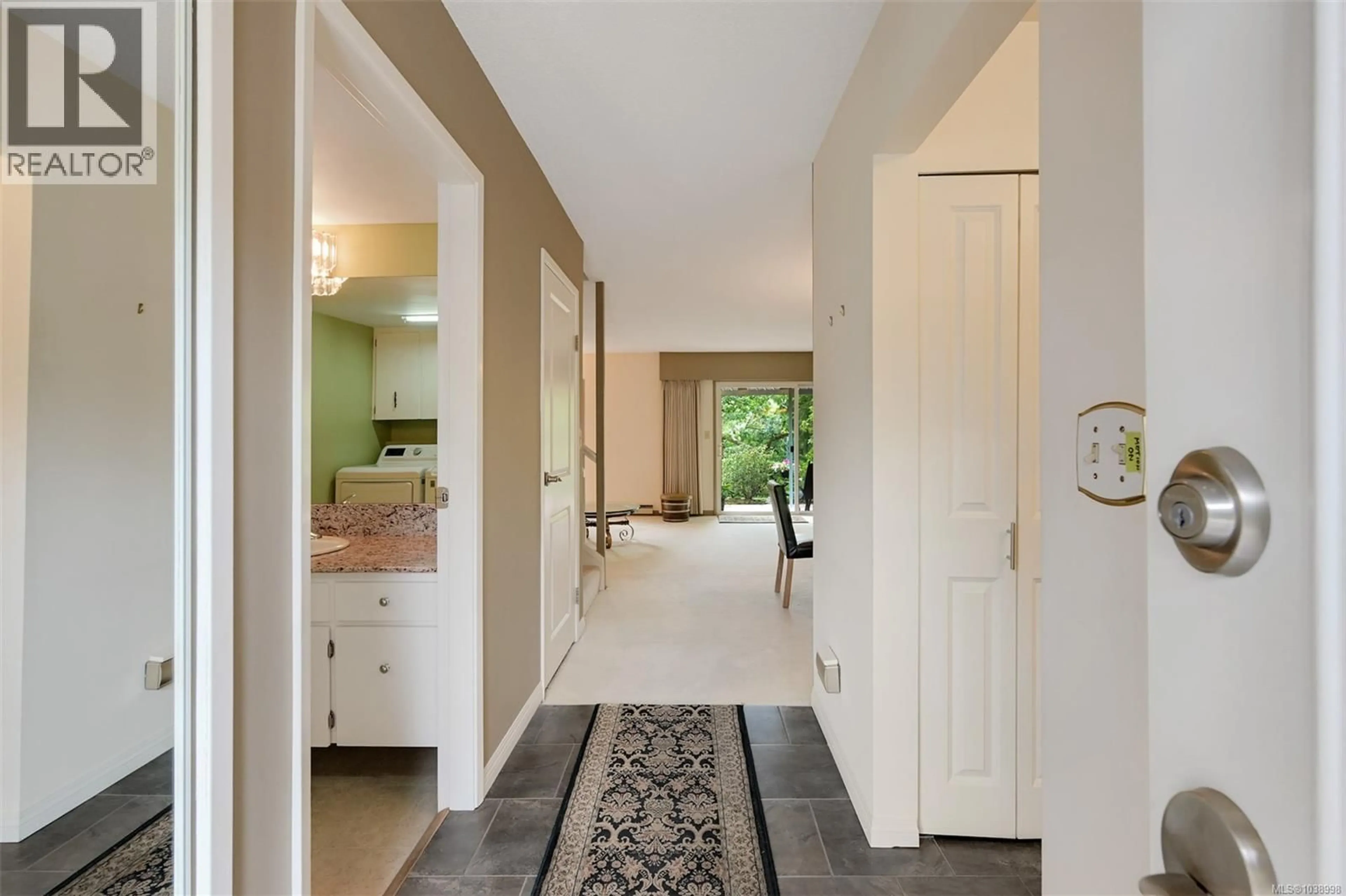 Indoor entryway for 11 - 3981 NELTHORPE STREET, Saanich British Columbia V8X3Z2
