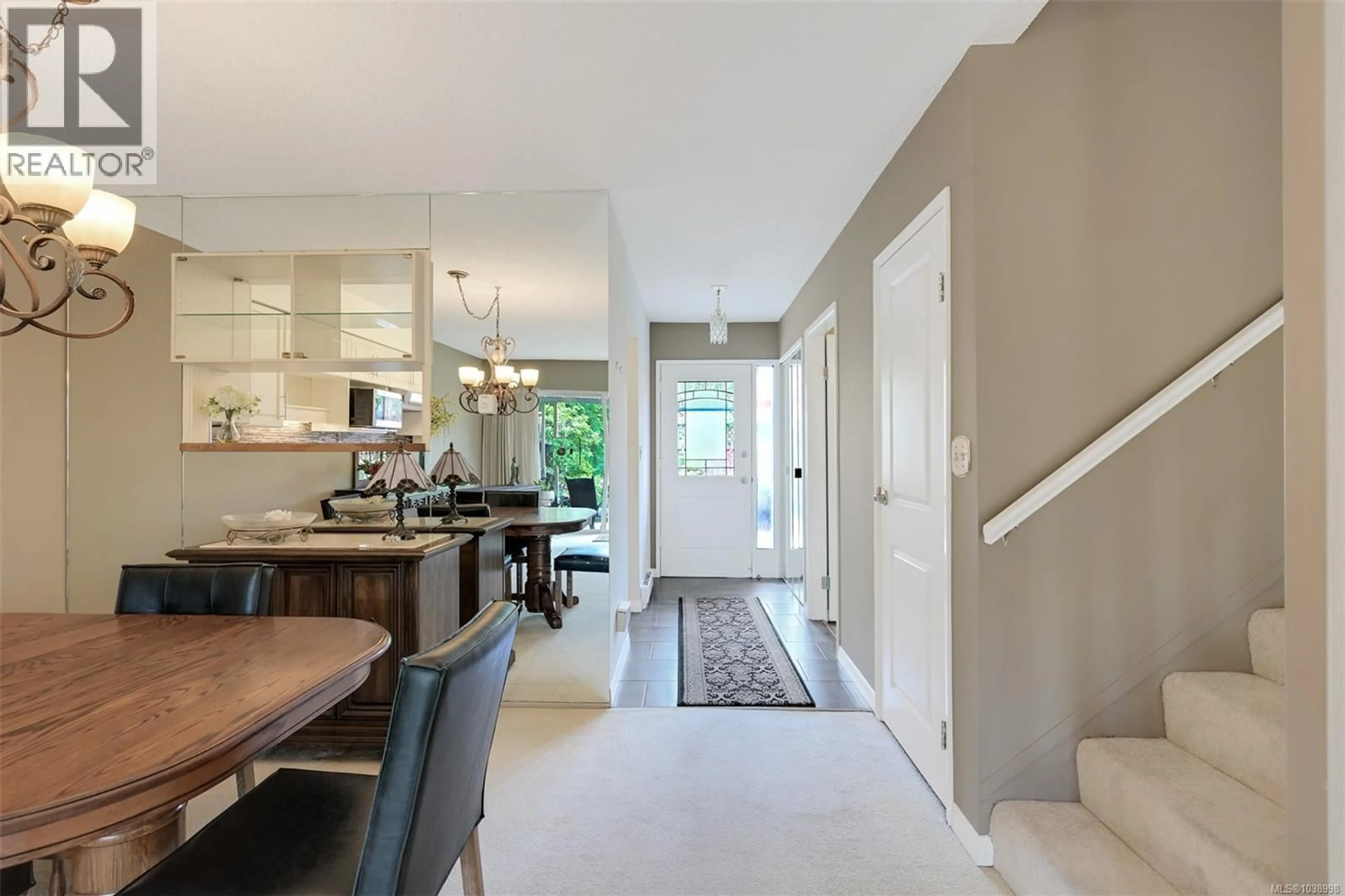 Indoor entryway for 11 - 3981 NELTHORPE STREET, Saanich British Columbia V8X3Z2