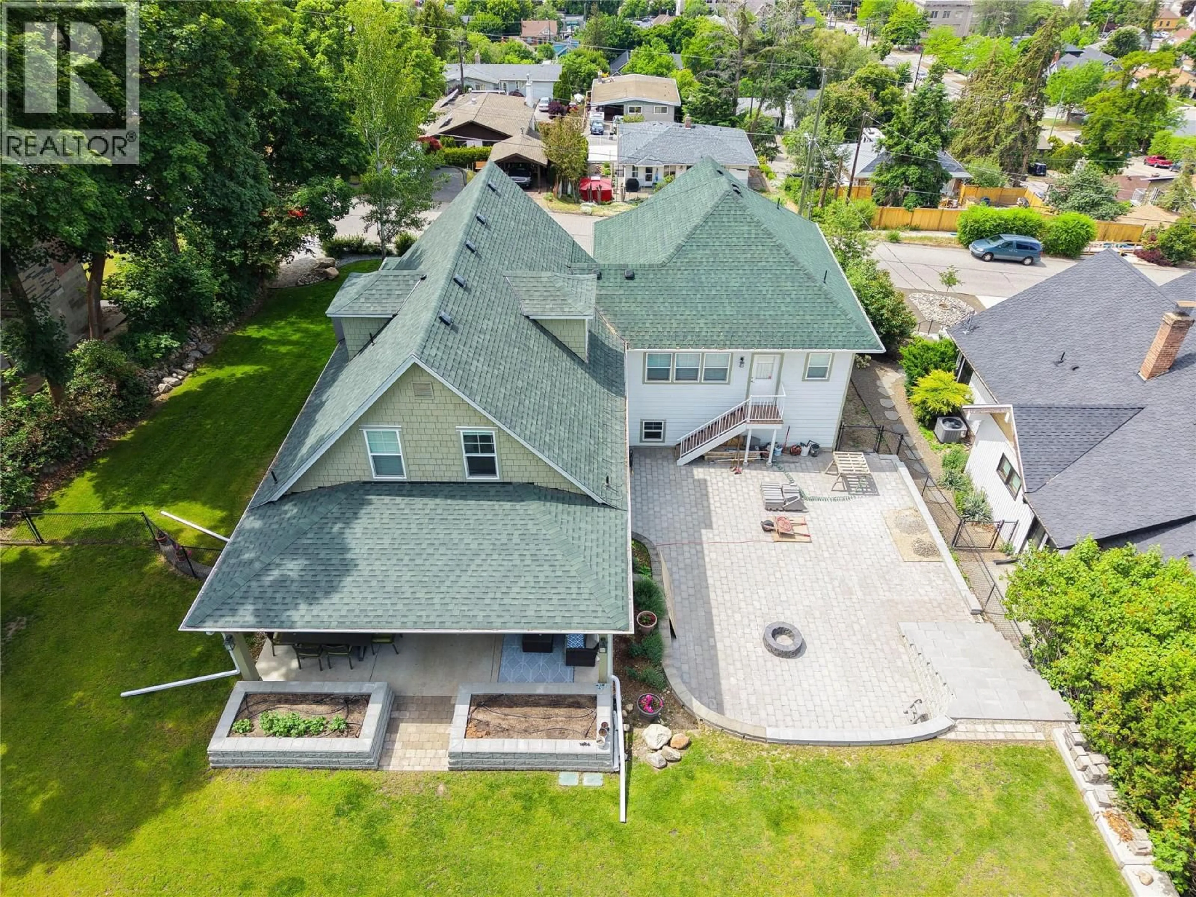 A pic from outside/outdoor area/front of a property/back of a property/a pic from drone, building for 2901 23 STREET, Vernon British Columbia V1T4J8